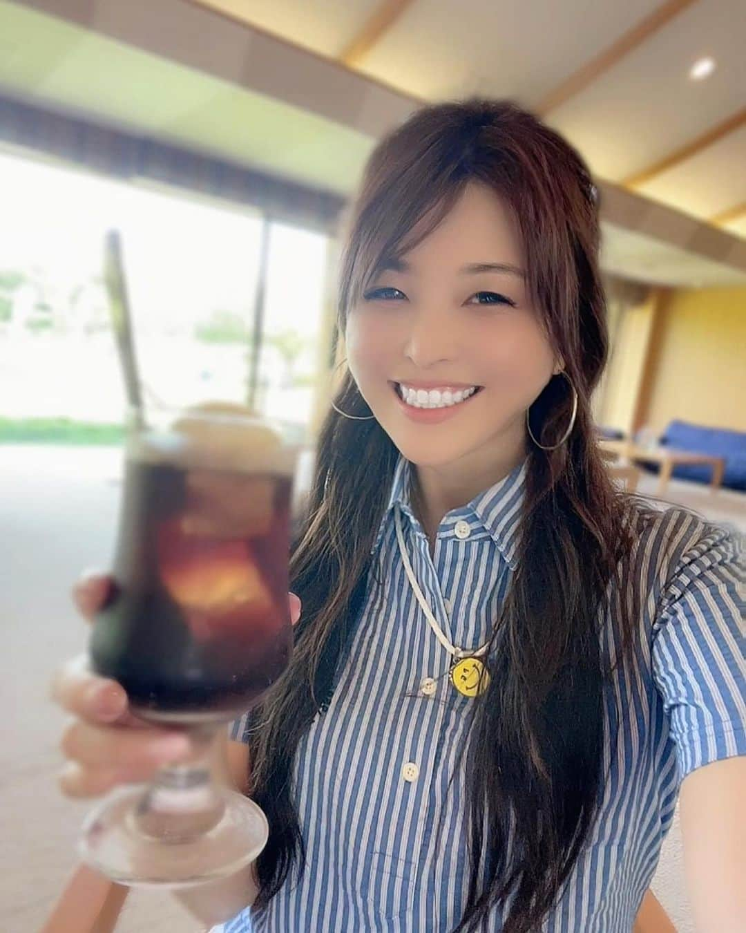 mikaのインスタグラム：「♥︎︎∗︎*  やっぱりコーラ最強♡  我ながら前半終わってランチに飲むコーラを 相手にしている時が1番笑顔な気がしてるw  絶対美味しいの分かってるからニヤけが 止まらないのよ🤭  #コーラ #コカコーラ #コーラ女子 #ゴルフ #golf #ゴルフ女子 #golfgirl #골프여자 #女子ゴルフ」