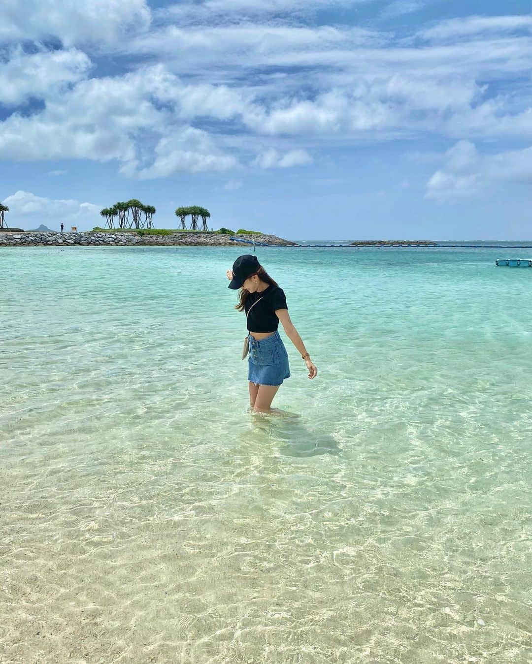 倉園由菜のインスタグラム：「. ここ最近早く寝て早く起きてるからか、 太陽を浴びてるからなのか、すごく元気☀️ 晴れの日が多くて嬉しいっ(暑いけど)  夏、好き！🍉  #沖縄 #エメラルドビーチ #沖縄の海 #備瀬 #海洋博公園」
