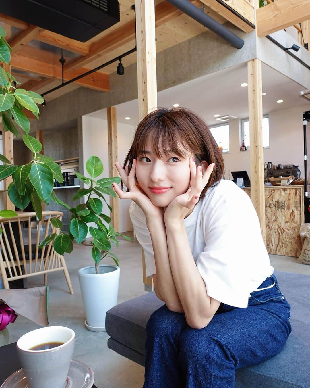 搗宮姫奈さんのインスタグラム写真 - (搗宮姫奈Instagram)「縮図（ @syukuzu_cafe ）  岡山県に行った時に行ってきました💨 元々倉庫だったのかな？っていうような外装で、2階建ての広々とした空間。  1階部分は友達とおしゃべりできるような席と、 1人で仕事ができるような席、 読書がしやすうな席と用途が透けて見えるような家具がずらり。  そして2階にはボールプールがあって カフェのエンターテイメントパークのようでした🤣🤣🤣  カフェに欲しい要素がぎゅぎゅっと詰まっていた！！  入り口と、奥の窓がガラス張りになっていて開放感of開放感！🤣  岡山に住んでいたら一生ここにいるな、私。🐒  ---------  縮図（ @syukuzu_cafe ）  ーーーーーー #ひめ旅日記 #ひめカフェ巡り #岡山 #岡山カフェ #倉敷 #倉敷カフェ #カフェ巡り #カフェ好き #カフェ散歩 #カフェ女子 #カフェ活  #コーヒータイム #コーヒースタンド #コーヒー好き #コーヒー豆」7月19日 13時09分 - himenachaaaaan