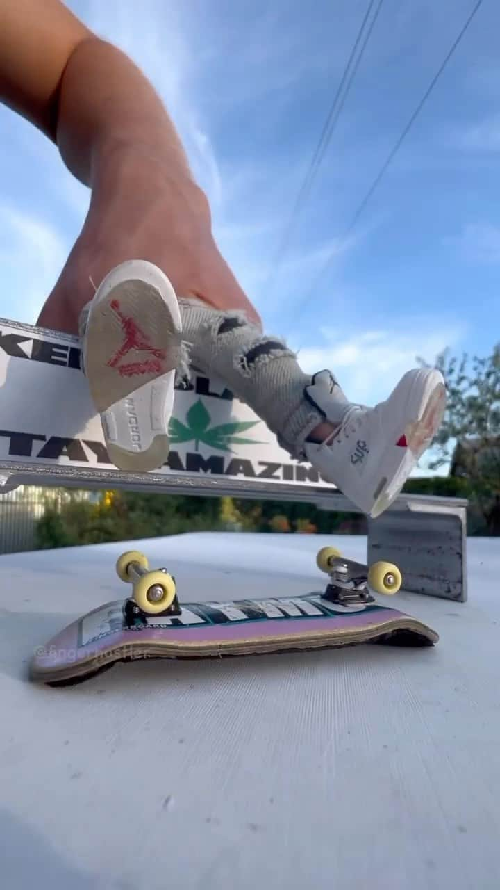 Skate Crunch (OG)のインスタグラム：「👌🏼 @fingerhustler #fingerboarding @drdre」