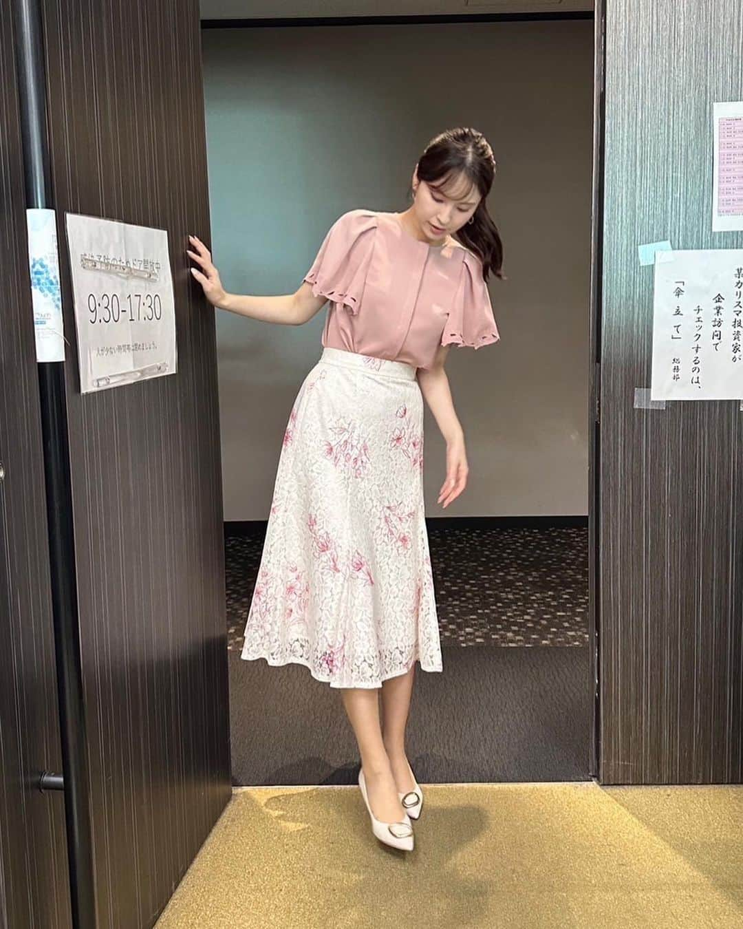 角谷暁子さんのインスタグラム写真 - (角谷暁子Instagram)「最近のお気に入り衣装👚  骨格タイプはストレートなので、きちんとジャストウエストで切り替えをすること、肩の位置をずらさないことを意識しています。 PCはイエローベースの春タイプなので、なるべくやわらかい明るい色を着るようにしています。 個人的にはワントーンな色合いが好みです。 スタイリストさんがいつも、似合う衣装を考えて用意してくたさっています。」7月19日 13時17分 - kadoya_akiko