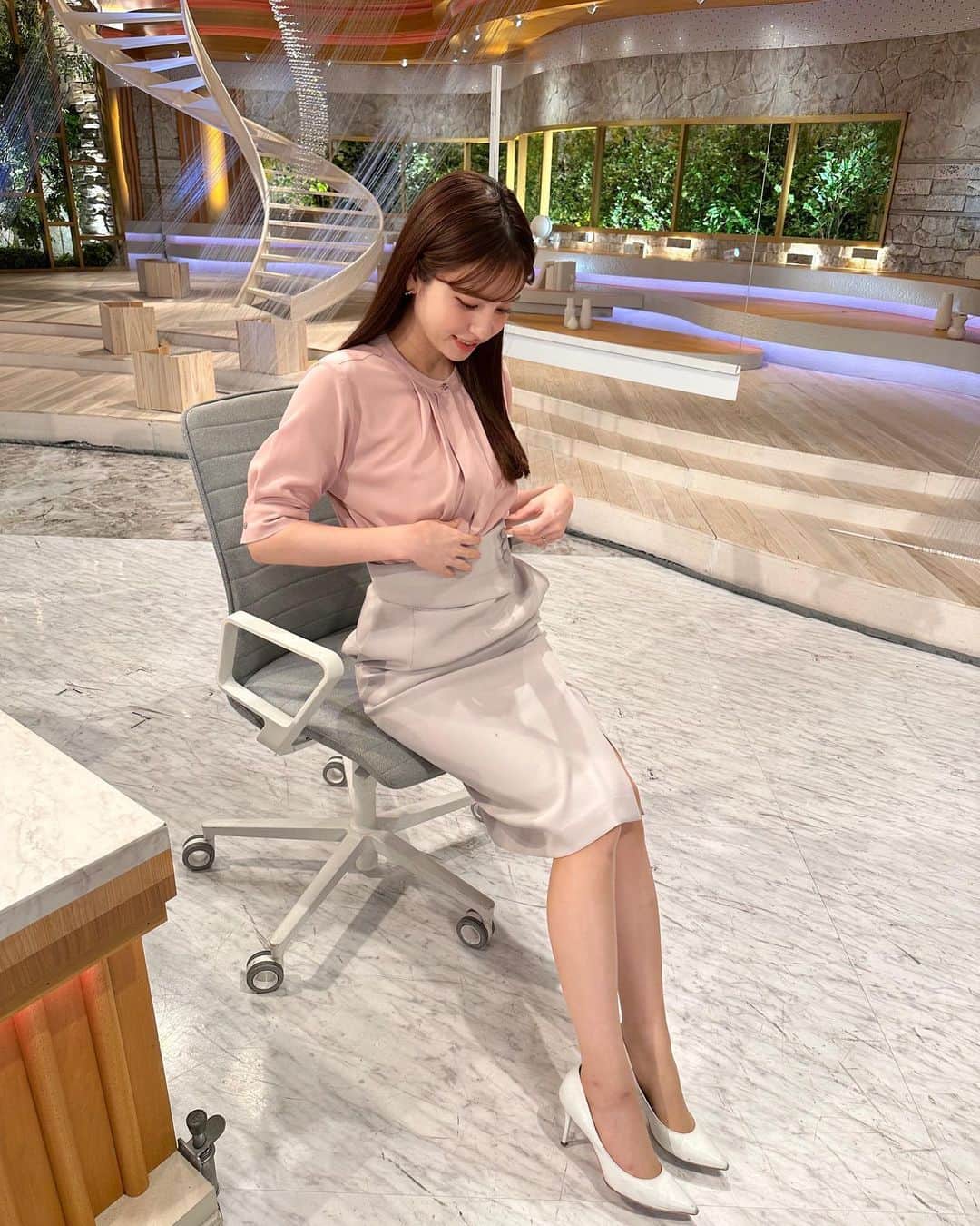 角谷暁子のインスタグラム：「最近のお気に入り衣装👚  骨格タイプはストレートなので、きちんとジャストウエストで切り替えをすること、肩の位置をずらさないことを意識しています。 PCはイエローベースの春タイプなので、なるべくやわらかい明るい色を着るようにしています。 個人的にはワントーンな色合いが好みです。 スタイリストさんがいつも、似合う衣装を考えて用意してくたさっています。」