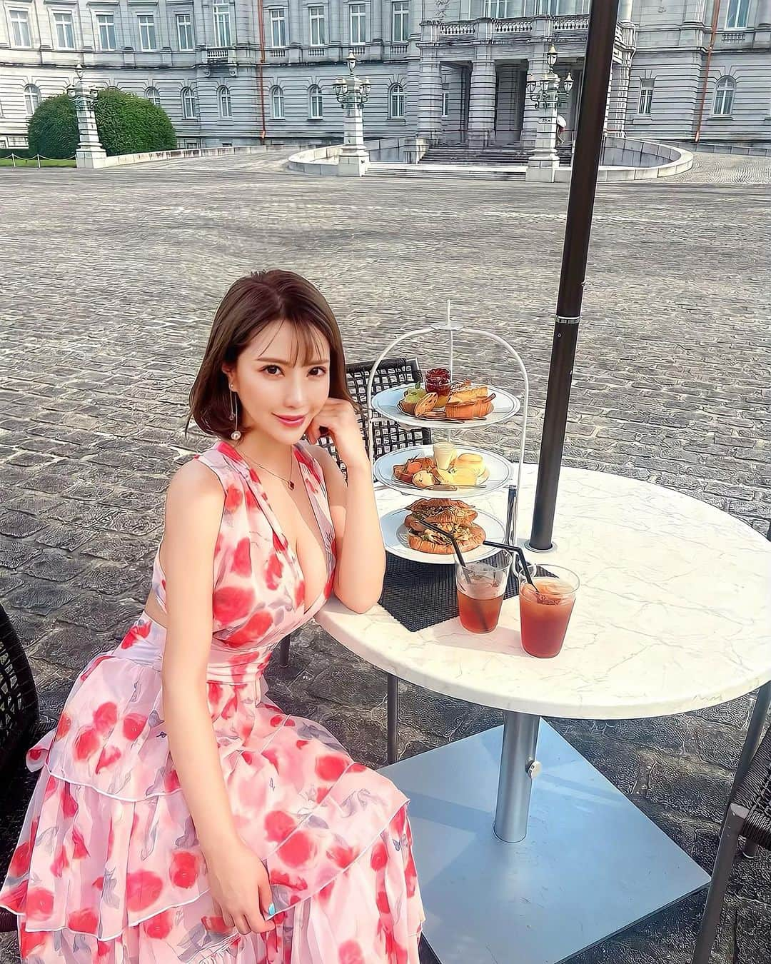 佐々木あゆみのインスタグラム：「Afternoon tea🫖 . . . . . . . . #迎賓館赤坂離宮アフタヌーンティー #東京 #日本 #お散歩 #🚶‍♀️ #土曜日 #韓国ファッション #リゾート #ワンピースコーデ #ワンピース #tokyo #japan #アフターヌーンティー  #afternoontea #teatime #女子会 #女子会コーデ  @akasaka_geihinkan @tomford @maisonvalentino」