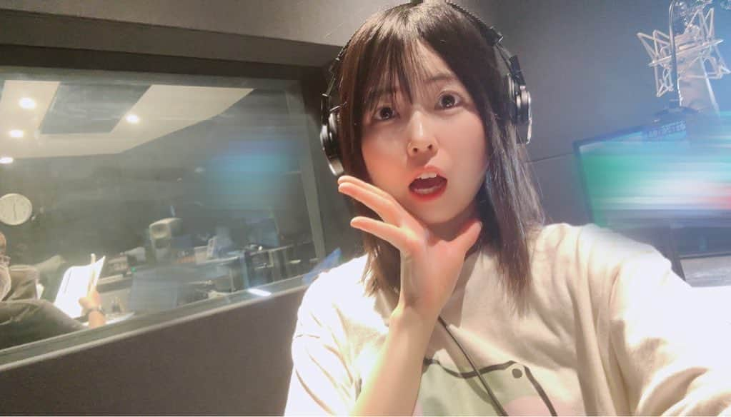 里咲りささんのインスタグラム写真 - (里咲りさInstagram)「アニメーションの声優さんのお仕事してきたよ！さとさきは、5年前くらいから、声優業に関してはめちゃ素人なのだけど、レギュラーのお仕事をいただけるようになって、現場叩き上げでがんばっているよ  主役のとっても愛される代表作アニメが、ひとつでいいからできたらいいな！！！！  主役いっぱいやりたいよ！  現場叩き上げだから、現場のルールもよくしらなかったし、でもなんとか周りのやり方みてやっていったら、できるようになったよ！  あと、宍戸留美さんとせーゆーラジオをやらせていただいて、たくさんの大物声優さんと演技のドラマさせていただいてありがたい限りだよね！！  台本に落書きみたいにメモしてたんだけど、宍戸さんがこんなマークつけてるわよ！と教えてくれて、宍戸さんがデビューの時に山口勝平さんから教わったマークをさとさきも教えてもらったからそれを書いてるよ☺️家系ラーメンみたいなので言ったら、山口勝平流派だな！！と思って書いてるよ ラジオに来てくれた時にもおふたりから教わったもんね  もっともっと声優さんの仕事したいよ！仕事くれる関係者の人はさとさきに連絡してくれたらボイスサンプル送るからね！！！  ジブリの短編の声優さんもやりたいよ、誰か鈴木敏夫に会わせて  ✉️ https://flowentertainment.tokyo/contact  #アニメ #声優 #宍戸留美 #山口勝平 #アニメーション #収録 #新人声優 #ジブリ #鈴木敏夫」7月19日 13時21分 - risasatosaki