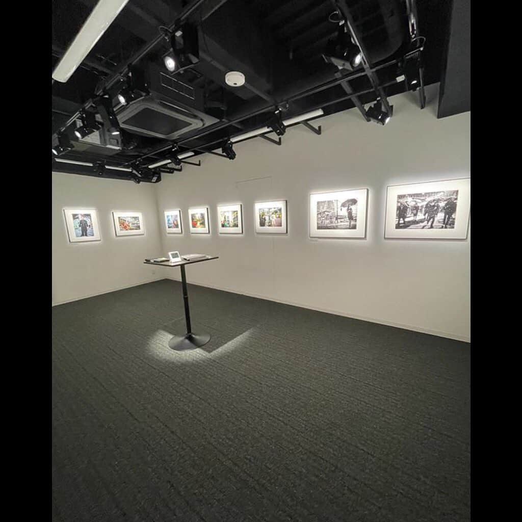 Tatsuo Suzukiさんのインスタグラム写真 - (Tatsuo SuzukiInstagram)「VoidTokyo 写真展、銀座ヒコヒコギャラリーにて開催中です。 お時間ありましたらぜひお越しください。 土曜日オープニングレセプションとトークショーやります。  #Repost @hikohiko_gallery with @use.repost ・・・ いよいよ本日から写路 Sharaku VoidTokyo Exhibitionがスタートしました。 総勢9人のストリートフォトグラファーによる展示となっております。 ご来場お待ちしております。  展示会内にて、各種Zineや作品販売を行っております。  【出展作家一覧】 @tatsuo_suzuki_001 @tadashionishi @ashley_designing @kawarachan_ @tsukitokaze @hiroki_fujitani @j_pulliam_photo @johanbrooks @takahiro_toh  ■展示会の詳細 展覧会名：写路 SHARAKU VoidTokyo Exhibition 会期　　：2023年7月18日～7月30日 開催時間：10 : 30～18 : 30(初日14時30分から)(最終日15時迄) 　　　　　月曜定休 会場　　：Hiko Hiko Gallery(ヒコヒコギャラリー) 所在地：中央区銀座4-13-11太田興産銀座M＆Sビル2階 入場料　：500円(税込)(学生無料) アクセス：東銀座駅5番出口より徒歩30秒 7月22日(土)トークショー(16:30 - 18:00) +オープニングレセプション(18:00 - 20:00) 7月29日(土) トークショー 16:30 - 18:00  -----------------------------------------------  VoidTokyoは、紙媒体に残すZineを定期的に刊行することを目的として2017年に設立されました。 当初の目的を現在も主にしつつも国内外からそれが大きな反響を呼び、展示を合わせて行うことも多くなりました。  今回はヒコヒコギャラリーからの招待を頂戴し、ここに現メンバーの写真展「写路」を開催いたします。 各メンバーがそれぞれの視点から捉えた東京を一同に合わせて展示することにより、多角的に東京という世界都市の一端が垣間見えてくるのではないかと期待するものです。  今回の展示では昨年に急逝したメンバー、藤谷弘樹の写真もあり、現在のVoidTokyoの集大成となる写真展を目指しました。  皆さまの目に留まる東京がここにあることを願っております。  VoidTokyo一同  -----------------------------------------------  #ギャラリー #アートギャラリー #レンタルギャラリー #銀座 #ginza #ginzatokyo #exhibition #artexhibition #美術館 #展覧会 #museum #東銀座 #歌舞伎座」7月19日 13時21分 - tatsuo_suzuki_001