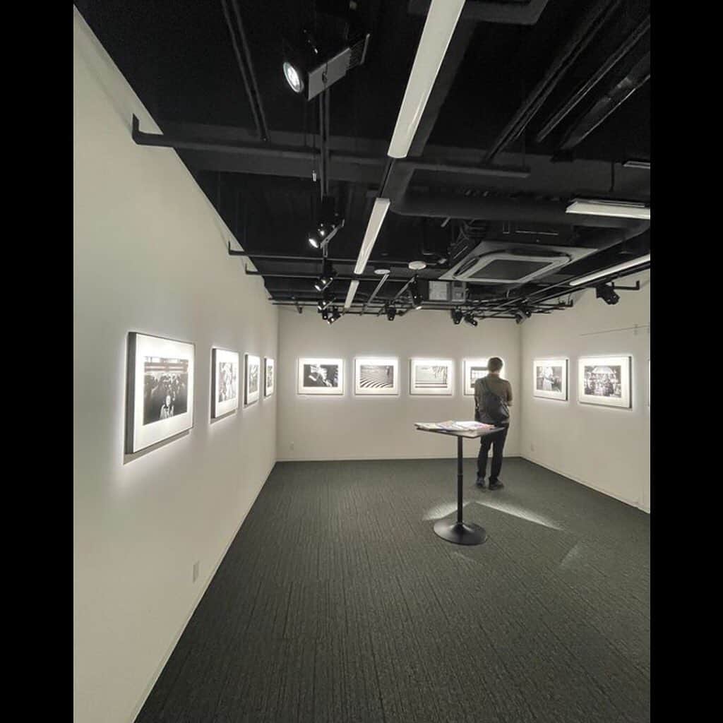Tatsuo Suzukiさんのインスタグラム写真 - (Tatsuo SuzukiInstagram)「VoidTokyo 写真展、銀座ヒコヒコギャラリーにて開催中です。 お時間ありましたらぜひお越しください。 土曜日オープニングレセプションとトークショーやります。  #Repost @hikohiko_gallery with @use.repost ・・・ いよいよ本日から写路 Sharaku VoidTokyo Exhibitionがスタートしました。 総勢9人のストリートフォトグラファーによる展示となっております。 ご来場お待ちしております。  展示会内にて、各種Zineや作品販売を行っております。  【出展作家一覧】 @tatsuo_suzuki_001 @tadashionishi @ashley_designing @kawarachan_ @tsukitokaze @hiroki_fujitani @j_pulliam_photo @johanbrooks @takahiro_toh  ■展示会の詳細 展覧会名：写路 SHARAKU VoidTokyo Exhibition 会期　　：2023年7月18日～7月30日 開催時間：10 : 30～18 : 30(初日14時30分から)(最終日15時迄) 　　　　　月曜定休 会場　　：Hiko Hiko Gallery(ヒコヒコギャラリー) 所在地：中央区銀座4-13-11太田興産銀座M＆Sビル2階 入場料　：500円(税込)(学生無料) アクセス：東銀座駅5番出口より徒歩30秒 7月22日(土)トークショー(16:30 - 18:00) +オープニングレセプション(18:00 - 20:00) 7月29日(土) トークショー 16:30 - 18:00  -----------------------------------------------  VoidTokyoは、紙媒体に残すZineを定期的に刊行することを目的として2017年に設立されました。 当初の目的を現在も主にしつつも国内外からそれが大きな反響を呼び、展示を合わせて行うことも多くなりました。  今回はヒコヒコギャラリーからの招待を頂戴し、ここに現メンバーの写真展「写路」を開催いたします。 各メンバーがそれぞれの視点から捉えた東京を一同に合わせて展示することにより、多角的に東京という世界都市の一端が垣間見えてくるのではないかと期待するものです。  今回の展示では昨年に急逝したメンバー、藤谷弘樹の写真もあり、現在のVoidTokyoの集大成となる写真展を目指しました。  皆さまの目に留まる東京がここにあることを願っております。  VoidTokyo一同  -----------------------------------------------  #ギャラリー #アートギャラリー #レンタルギャラリー #銀座 #ginza #ginzatokyo #exhibition #artexhibition #美術館 #展覧会 #museum #東銀座 #歌舞伎座」7月19日 13時21分 - tatsuo_suzuki_001