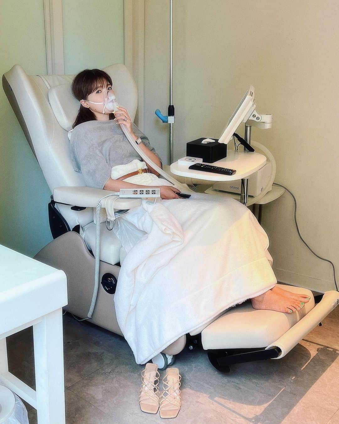 廣瀬規子のインスタグラム：「【むちゃくちゃ長いです🙇‍♀️】  久しぶりにとても感動体験をしましたので、 ポストさせてください🥹🙏  昨日は有楽町にあるペニンシュラホテルの4階にあります、会員制のクリニック、9ru clinic にて、今話題のNMNを摂取しに行ってまいりました。  46歳。最近の私は、急に目が見えにくくなってきたり、以前にも増して疲れやすくなったり、生理不順もあったりで、、、あぁ、、いよいよ私にもそういう時期がやってきてしまったのかな？なんて思っておりました。 そんなこともあって、NMNは、サプリで取り入れ始めたりもしていたのですが、今回、NMNを吸入で取り入れる事が出来ると言うことで、 @clinic_9ru にてNMN吸入療法をさせて頂きました。  こちらのクリニックはさすが5星ホテルの中に入っているだけあって、とても綺麗で心地が良く、カウンセラーの方、先生、看護師さん、皆さま丁寧且つ知識も豊富なので、安心して受けることが出来ました。  そもそもNMNとは、ヒトの体内に存在する物質で、⽼化現象を遅らせて、若返りの効果が期待ができるといわれる物質なのですが、鼻から吸入することで、⼤脳の下の視床下部という全⾝のホルモン分泌や代謝をコントロールする器官に素早く有効成分を届けることが出来るであろうということから、この療法を考案されたのだそうです。（この療法を取り入れているクリニックは国内でもまだ少ないとの事）  所要時間は、45分程度。 NETFLIX を観ていたらあっという間でした。 何より痛くも痒くもないので、それがまた最高🥹😍💓 （写真や動画で観るとなんか辛そうに⁈見えてる気もしますが😅全く辛くなく、むしろリラックスタイム🥹✨）  で、私、特に夕方になると、目が霞む気がしていたのですが、、、 むーーーーーーっちゃくちゃ、視界がクリア😲😮😳 霞まない‼️ 見えるっ‼️🥹😍😆  と言う、セバラシイ、いえ、素晴らしい体験をしたのです‼️🥹😭🥹  尚且つ、夜の眠りの質も明らかに違うし、お通じが、、、感動レベル‼️🥹🙈😭💓✨  、、、もちろん個人差はあると思いますが、もう、あまりに効果を実感しすぎて、、、書き連ねてしまいました🙈💦🙈  しかし、ここまですぐに効果を実感することって、、凄くない⁉️ と、、ノリジェンヌの皆さまに是非シェアさせて頂きたくなった次第です🥹💓💓💓  そして！会員制のクリニックではありますが、会員ではない方向けに、NMN吸入療法が出来るお得なキャンペーンを今ちょうどやっていらっしゃるので、ご興味のある方は是非‼️🥹✊ ストーリーにリンク載せておきますね❣️  、、、ほんと、長々と失礼しました🙈🙇‍♀️でも、ほんと、オススメです‼️🥹あ、もちろん男性にもおすすめかと‼️🥹🙈✊」