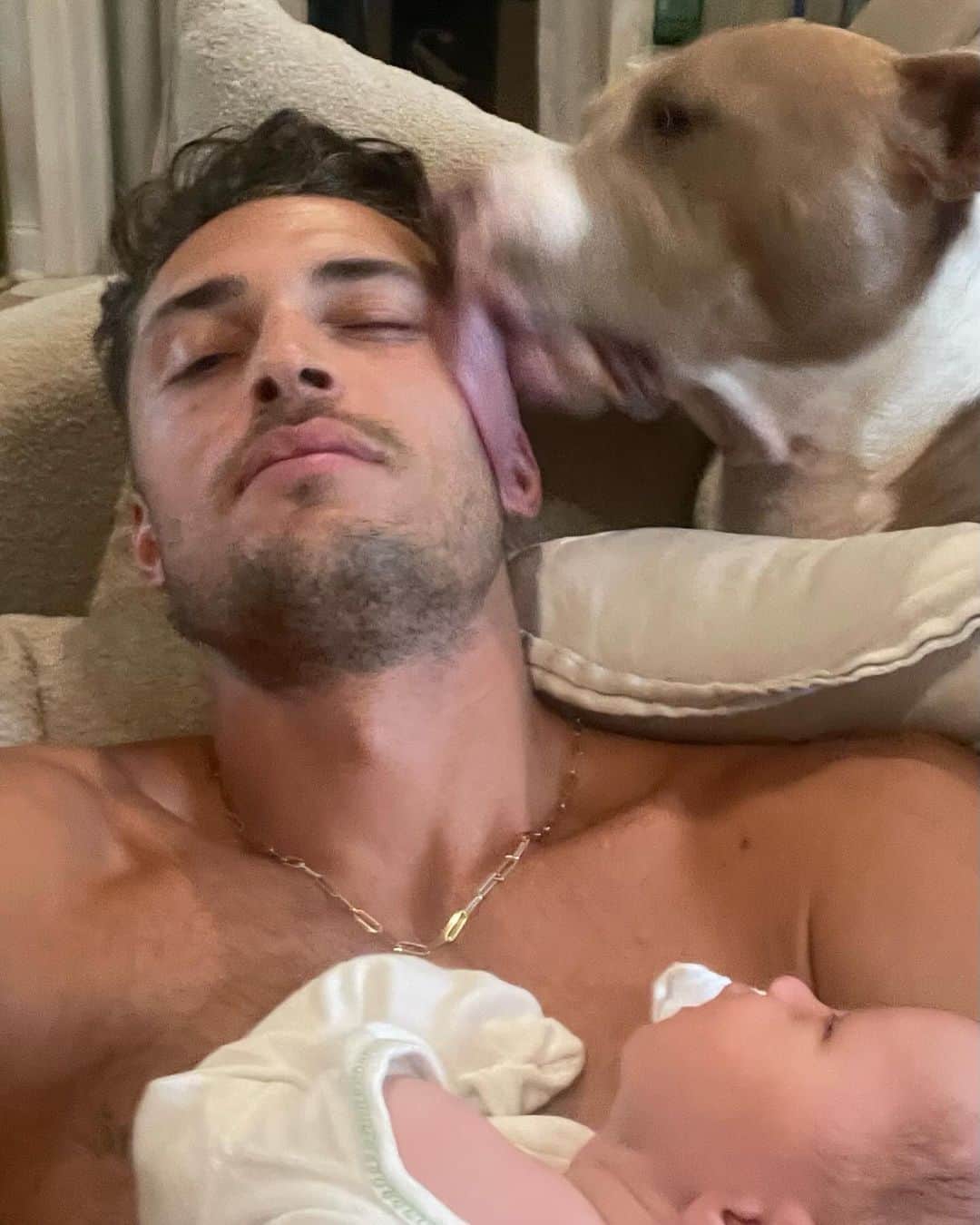 ハーベイ・ニュートン・ヘイドンのインスタグラム：「Best birthday gift this year - FAMILY!!!」