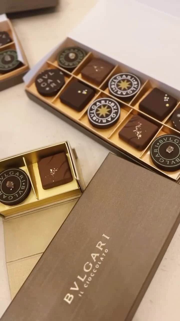 石田安奈のインスタグラム：「@jasmine__yuna  から🎁❤️ 美味しかった♡  #bvlgari #bvlgaricafe #chocolate」