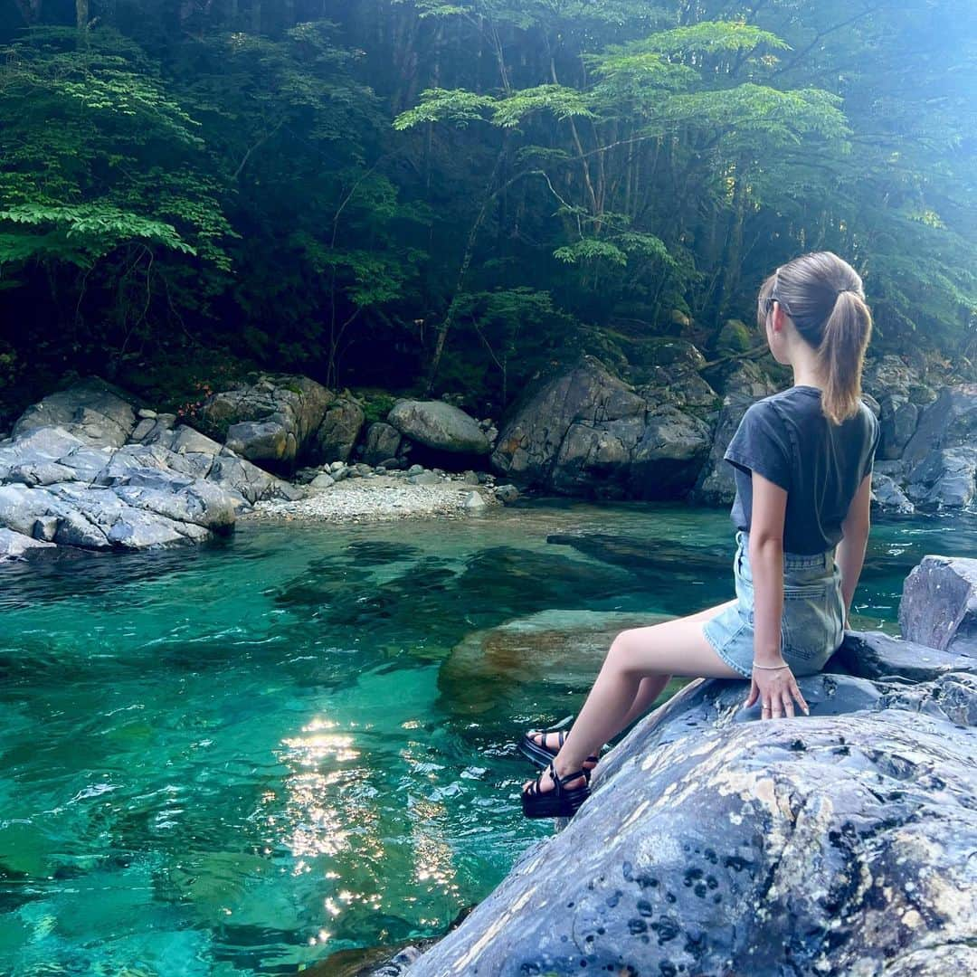 𝐖𝐀𝐊𝐔𝐈𝐌𝐀𝐂𝐎のインスタグラム：「マイナスイオン感じてきた🚿💧🫧 . . . . . . #nagano #bbq #drive #summer #river #lifestyle #dayoff #chill #me #selfie #fashion #ootd #code #instagram #instagood #阿寺渓谷 #阿寺渓谷キャンプ場 #川 #絶景 #飛び込み #川遊び #川遊びキャンプ #バーベキュー #ドライブ #長野 #夏コーデ #夏服コーデ #ファッション #セルフィー #カメラ女子」