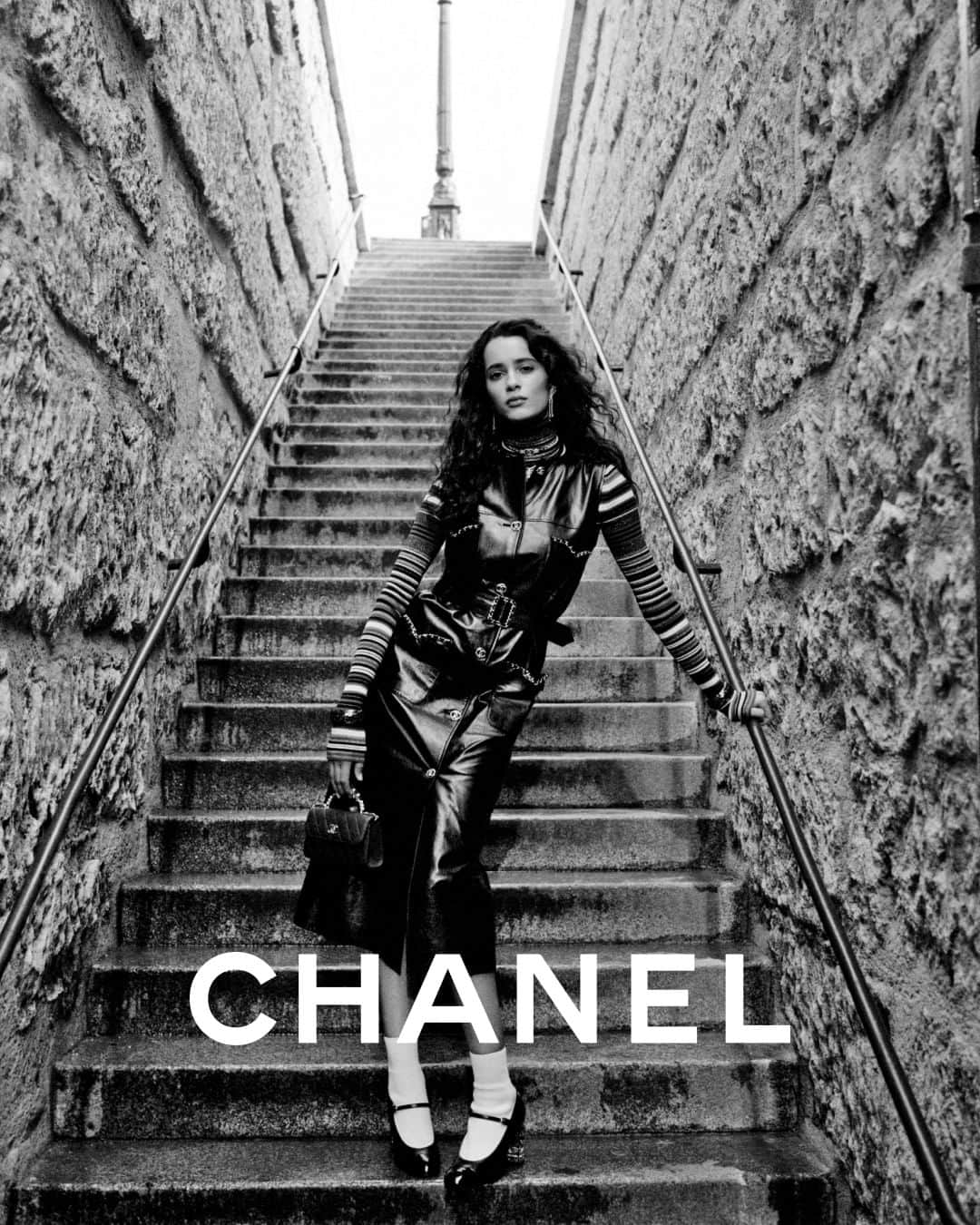 シャネルさんのインスタグラム写真 - (シャネルInstagram)「A daring attitude — actress and model Iman Pérez is the face of the CHANEL Fall-Winter 2023/24 pre-collection.   The campaign was photographed by Malick Bodian in a black and white Paris backdrop.  The collection is now available in boutiques.  See more at chanel.com  #CHANELFallWinter @MalickBodian @ImanPerez @IbKamara」7月19日 19時00分 - chanelofficial