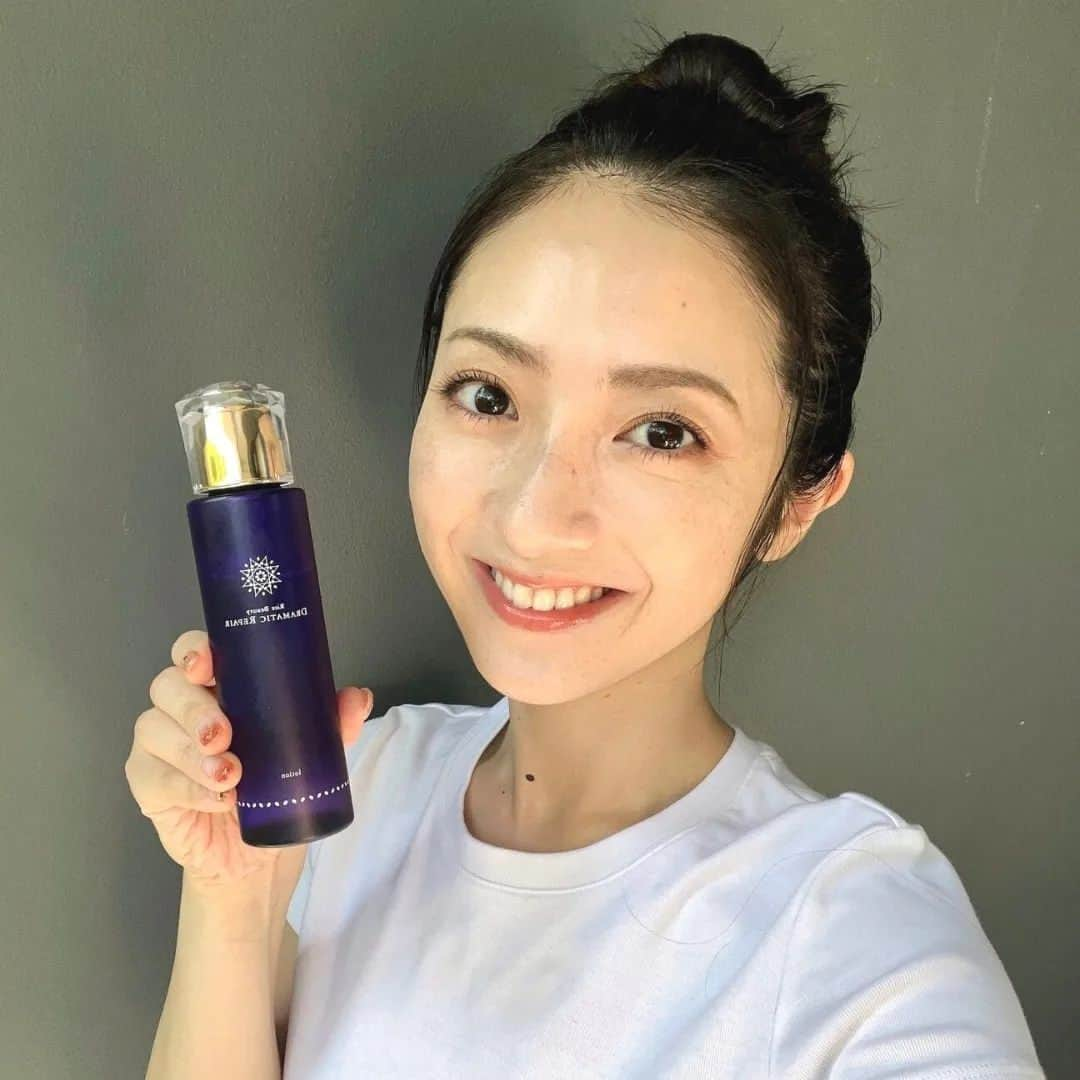 白鶴酒造株式会社さんのインスタグラム写真 - (白鶴酒造株式会社Instagram)「.  「Miss SAKE」に選ばれた @misssake_hikari 様より、 嬉しいコメントをいただきましたので ご紹介させていただきます💐  今回ドラマティックリペアの ローションとクリームを試していただきました！  日差しの強い海外でも、 うるおいをたっぷり届けて乾燥を防ぎます✨  -----------------------------------------------  ベトナム遠征中の 私の「肌のお守り」たちをご紹介させてください☺️  白鶴酒造様「#ドラマティックリペア」 ✨ライスビューティー ドラマティックリペア ローション ✨ライスビューティー ドラマティックリペア クリーム  #白鶴酒造 様は日本酒を醸造・販売しておりますが、 それ以外にも日本酒や酒粕を使ったコスメの販売もされています😊  蔵元様ならではの#麹 や#酵母 の発酵による 自然由来の成分に加え、 うるおいをサポートしてくれる成分も入っているのが 嬉しいポイントです！  ベトナムの日光と冷房で潤いを失っているであろう私の肌が、ローションを付けた瞬間生き返る感じがします…  スペシャルケアとしてもおすすめなのが、 手ひら全体で軽く包み込むように ローションを繰り返し付けることです🧖‍  またクリームはスパチュラが付いていて、 中蓋に仕舞うことができるタイプです。  付属のスパチュラを無くしてしまうので、この仕様は有り難いです…  少量でもしっかりと顔が保湿されている感じがします💧 塗った後のベタつきを感じにくいので、 日本の真夏のような気候のベトナムでも快適に過ごすことができました！  こちらのドラマティックリペアは、 なんとホテルオークラ神戶様のスイートルーム中心に、 スキンケアアメニティとしても採用されています✨  皆さまもぜひお手に取ってみてください☺️  ==========================  いつもご覧いただきありがとうございます。  ☑年齢肌が気になる・・・ ☑お肌が揺らいできた・・・  そんな方は @hakutsuru_cosme_official の プロフィールページURLをチェック🔍  ===========================  #hakutsurucosme #hakutsuru #白鶴酒造 #白鶴 #白鶴コスメ #お米のコスメ #日本酒 #自然派コスメ #スキンケア #発酵 #保湿ケア #おすすめスキンケア #スキンケアマニア #肌荒れ改善 #夏のスキンケア #高保湿 #ドラマティックリペア #乾燥肌 #敏感肌 #おすすめ化粧水 #クリーム #日焼け対策  #ホテルオークラ神戶 #夏ケア #pr」7月19日 19時00分 - hakutsuru_official