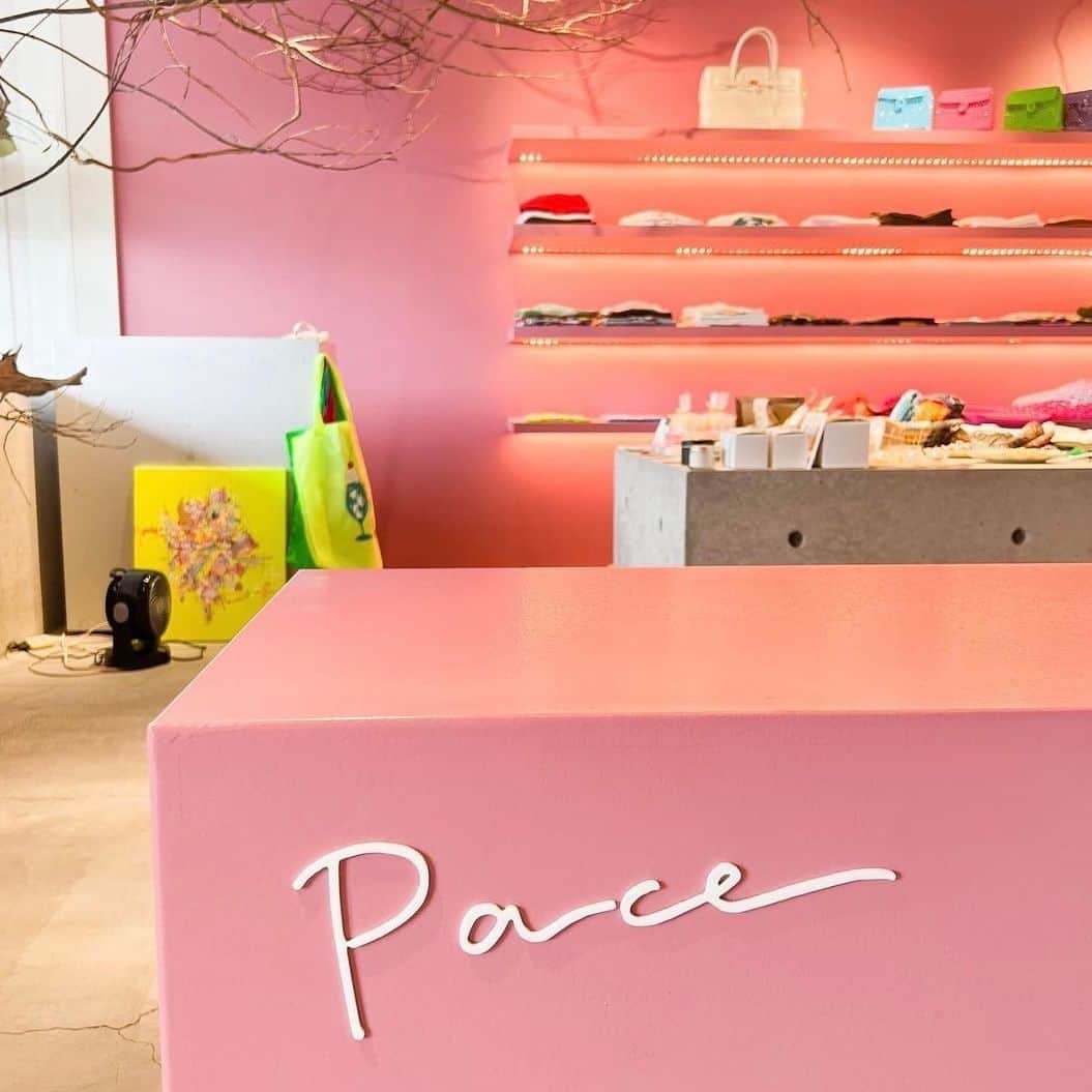 デパぐるッ！福岡さんのインスタグラム写真 - (デパぐるッ！福岡Instagram)「筑紫野市にあるピンク色の店内がセンスのいいお店！「pace（パーチェ）」  ピンクのかわいらしい店内が魅力♡  カフェスペースとアパレル、ペットサロンが入る複合ショップ👗🐩  洋服やアクセサリーなどを見ながら、カフェメニューの待ち時間も楽しく過ごせます🙆‍♀️  8月末までは桃フェアを開催中🍑🍑  『パンナコッタと桃のスープ』のほか、『桃ソフト』や『桃ティソーダ』などが揃っていますよ✨  また昨年も大好評だった、レモンスイーツやドリンクも要チェック🍋🍹  『レモンベイクドチーズケーキ』や『レモンコーヒー』などが楽しめます😋  テラス席はペットの同伴が可能なので、愛犬とカフェタイムにも◎ですよ♪  お店の詳細はARNEの記事でチェック！ プロフィールからARNEのサイトへ飛べますよ♪ 👉🏻『@arne_gourmet』  ARNEグルメで 福岡の美味しいグルメ情報を毎日配信中！ ぜひお気軽にフォローしてくださいね😉 ___________________________ @ayu.latte さんのご紹介です♪  #ARNE福岡 #福岡グルメ#グルメ #福岡カフェ#福岡スイーツ #福岡ごはん#ごはん #福岡カフェ巡り#福岡ランチ #福岡旅行#福岡観光 #福岡#福岡県#fukuoka #カフェ#ランチ#ディナー #グルメ好きな人と繋がりたい #グルメスタグラム #福岡食べ歩き#福岡グルメ部 #福岡めし#福岡ご飯 #福岡好きな人と繋がりたい  #筑紫野グルメ#筑紫野カフェ #桃スイーツ#福岡スイーツ部 #パーチェ」7月19日 19時00分 - arne_gourmet