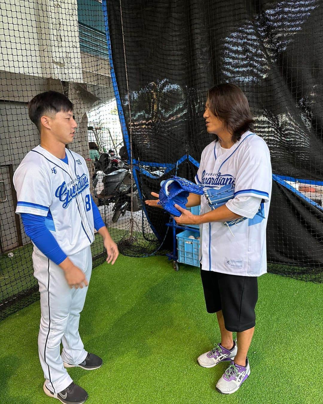 郭俊麟さんのインスタグラム写真 - (郭俊麟Instagram)「玩命關頭 韓哥 我竟然跟他合照 還送他手套 還要我幫他簽名✍️ 🥹」7月19日 19時00分 - kuo19920202