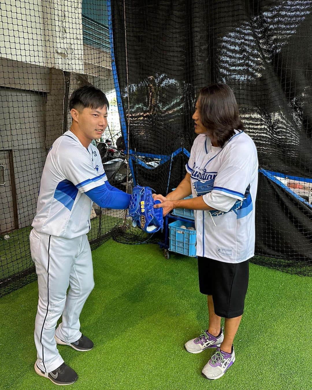 郭俊麟さんのインスタグラム写真 - (郭俊麟Instagram)「玩命關頭 韓哥 我竟然跟他合照 還送他手套 還要我幫他簽名✍️ 🥹」7月19日 19時00分 - kuo19920202