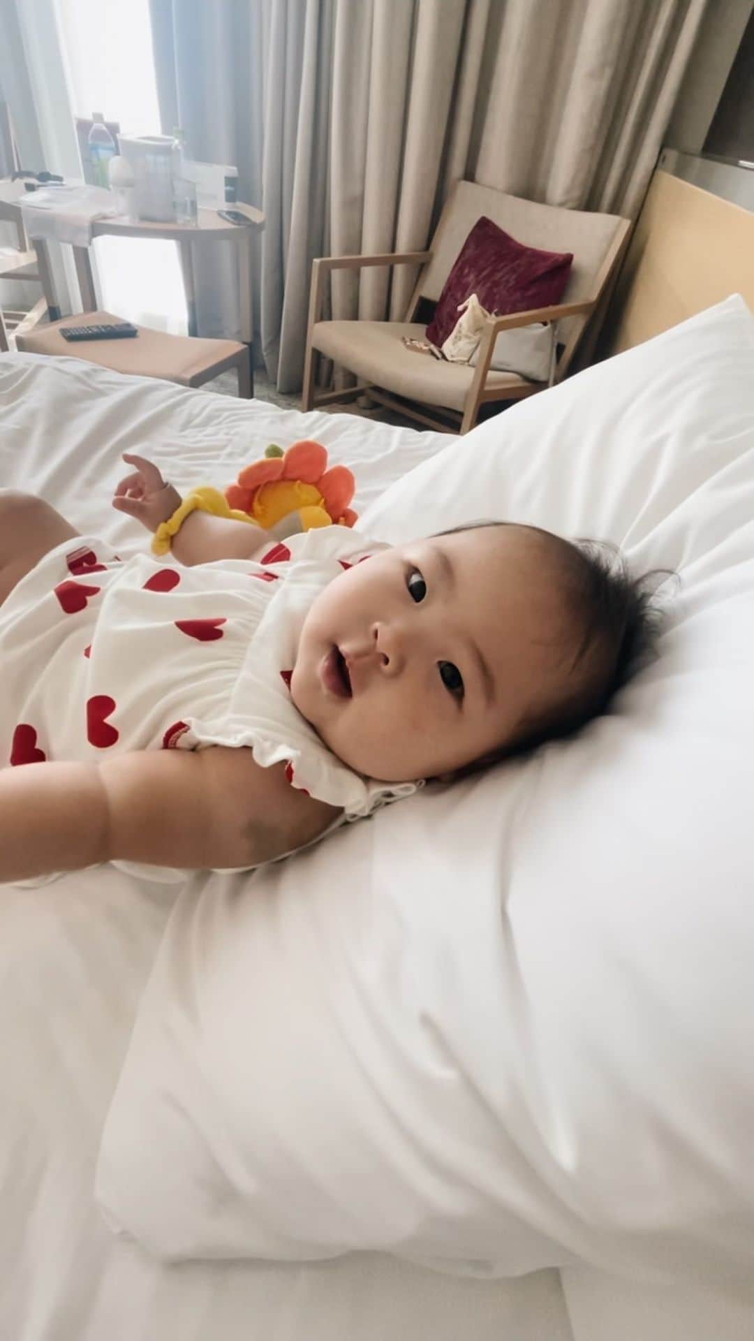 上野智子のインスタグラム：「京都Mini Vlog🤎！ 仕事の翌日、2人で京都デート。  0歳の娘との京都は最初で最後かもしれないから。 暑かったからちょっとだけお散歩して、お茶して(私がw)、ホテルでのんびりしただけだけど。 帰りの新幹線うまく寝付けずぐずりまくり、2時間ほぼ立ちっぱなしだったけど🙃  楽しかった！おうちや近所で過ごすのとはまた違うよね！  杏服メモ。 朝着てるのは @yuri85s さんから頂いた @petitbateau_jp  のおそろい♡ 出かけてからは姪っ子(娘にとっては従姉妹)からお下がりのポロ @poloralphlauren 🐴 . .」