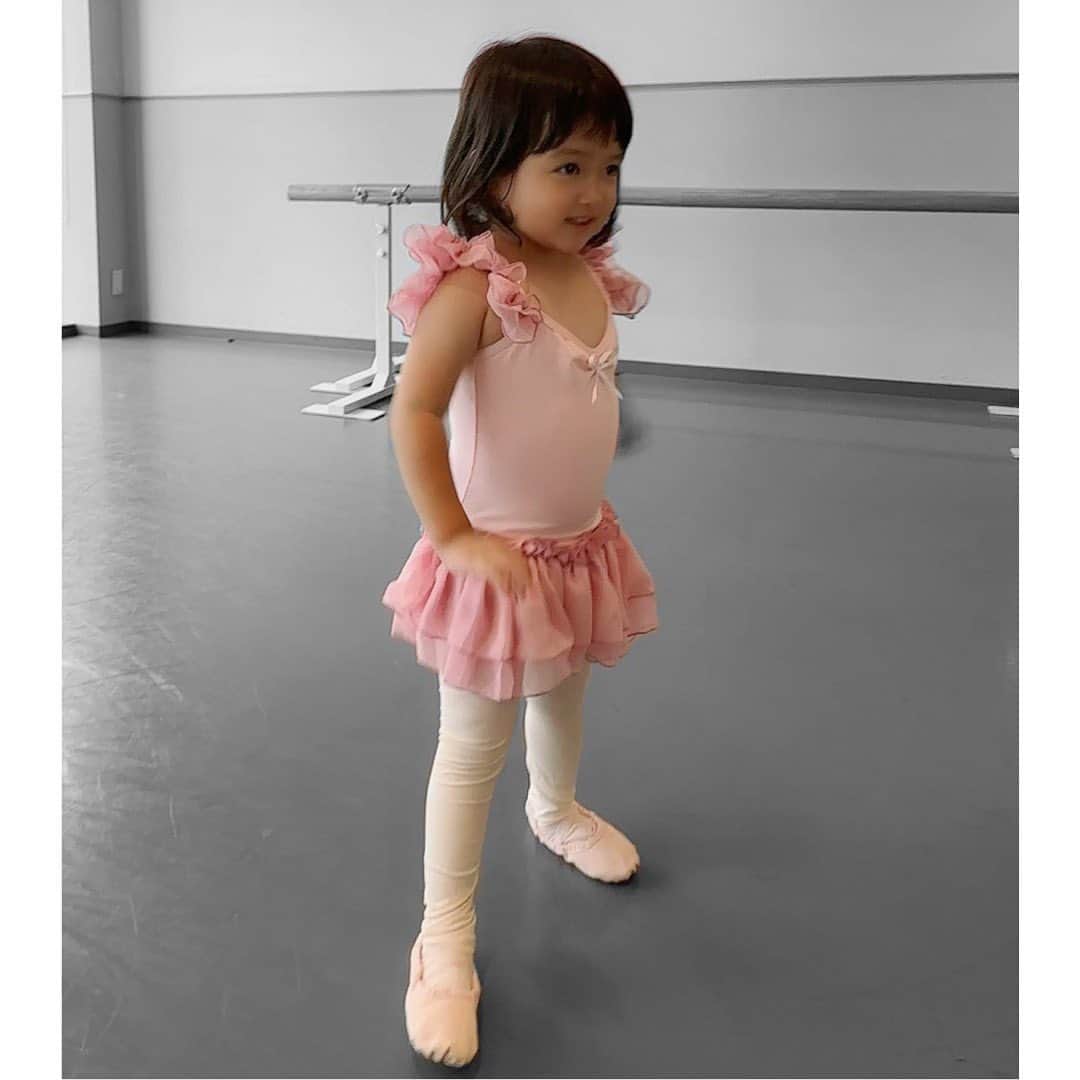 川崎希さんのインスタグラム写真 - (川崎希Instagram)「🩰  新しいバレエウエア💕  だんだん脚を伸ばしたりも出来るようになってきたよ👧🏻  #2才 #ballerina」7月19日 19時01分 - kawasakinozomi