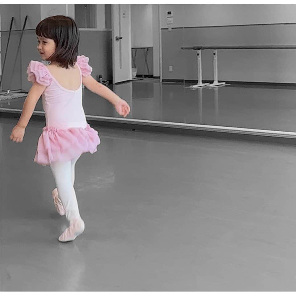 川崎希さんのインスタグラム写真 - (川崎希Instagram)「🩰  新しいバレエウエア💕  だんだん脚を伸ばしたりも出来るようになってきたよ👧🏻  #2才 #ballerina」7月19日 19時01分 - kawasakinozomi