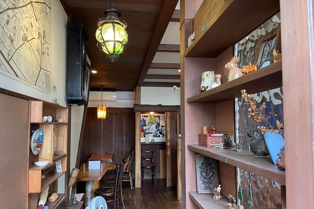 レッツエンジョイ東京さんのインスタグラム写真 - (レッツエンジョイ東京Instagram)「ゆるりとした時間が流れる名喫茶☕🥞  神楽坂にある「トンボロ」は、店主の平岡さんと奥様が2人で切り盛りする小さな喫茶店。開店以来、地域住民に愛されている名店です。  お店のオススメはオーダーが入るたびに豆を挽くというこだわりのコーヒー類。奥様の手作りというふわふわの「ホットケーキ」（750円）と合わせてどうぞ。  フードの一番人気は、これまた奥様手作りの「プリン」（450円）。硬めに焼かれたプリンは卵のコクがしっかりと感じられる昔ながらの味で、ほろ苦い液状のカラメルソースがたっぷりとかかっています。  いつもお客さんであふれているのに、どこかゆるりとした空気が流れる「トンボロ」。くつろぎたい時にはぜひ訪れてみて🍮😌  🔸トンボロ 📍東京都新宿区神楽坂 6-16 🚉神楽坂  #レッツエンジョイ東京 #おでかけ #おでかけスポット #トンボロ #カフェ #東京カフェ #古民家カフェ #固めプリン #プリン #ホットケーキ #神楽坂カフェ #神楽坂カフェ巡り #神楽坂喫茶店 #神楽坂散歩 #神楽坂散策 #神楽坂さんぽ #カフェ部 #カフェ好き #カフェ好きな人と繋がりたい #カフェ時間 #カフェ好き女子 #休日カフェ #喫茶店 #喫茶店巡り #好きよ喫茶店 #喫茶部 #昭和レトロ #レトロカフェ」7月19日 19時02分 - lets_enjoytokyo