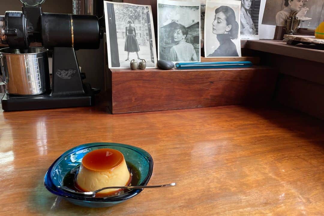 レッツエンジョイ東京さんのインスタグラム写真 - (レッツエンジョイ東京Instagram)「ゆるりとした時間が流れる名喫茶☕🥞  神楽坂にある「トンボロ」は、店主の平岡さんと奥様が2人で切り盛りする小さな喫茶店。開店以来、地域住民に愛されている名店です。  お店のオススメはオーダーが入るたびに豆を挽くというこだわりのコーヒー類。奥様の手作りというふわふわの「ホットケーキ」（750円）と合わせてどうぞ。  フードの一番人気は、これまた奥様手作りの「プリン」（450円）。硬めに焼かれたプリンは卵のコクがしっかりと感じられる昔ながらの味で、ほろ苦い液状のカラメルソースがたっぷりとかかっています。  いつもお客さんであふれているのに、どこかゆるりとした空気が流れる「トンボロ」。くつろぎたい時にはぜひ訪れてみて🍮😌  🔸トンボロ 📍東京都新宿区神楽坂 6-16 🚉神楽坂  #レッツエンジョイ東京 #おでかけ #おでかけスポット #トンボロ #カフェ #東京カフェ #古民家カフェ #固めプリン #プリン #ホットケーキ #神楽坂カフェ #神楽坂カフェ巡り #神楽坂喫茶店 #神楽坂散歩 #神楽坂散策 #神楽坂さんぽ #カフェ部 #カフェ好き #カフェ好きな人と繋がりたい #カフェ時間 #カフェ好き女子 #休日カフェ #喫茶店 #喫茶店巡り #好きよ喫茶店 #喫茶部 #昭和レトロ #レトロカフェ」7月19日 19時02分 - lets_enjoytokyo