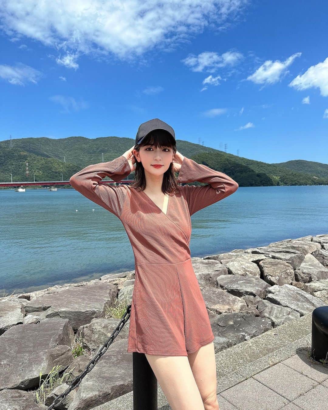 marikoのインスタグラム：「＊ . 夏は暑いけど海とか楽しいこといっぱいあるから好き🌻  日差し強すぎてラッシュ着てないと無理になってきた😣  . ＊ #ラッシュガード#水着#sup」