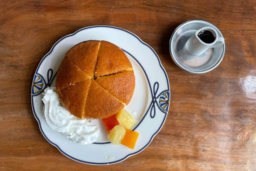 レッツエンジョイ東京のインスタグラム：「ゆるりとした時間が流れる名喫茶☕🥞  神楽坂にある「トンボロ」は、店主の平岡さんと奥様が2人で切り盛りする小さな喫茶店。開店以来、地域住民に愛されている名店です。  お店のオススメはオーダーが入るたびに豆を挽くというこだわりのコーヒー類。奥様の手作りというふわふわの「ホットケーキ」（750円）と合わせてどうぞ。  フードの一番人気は、これまた奥様手作りの「プリン」（450円）。硬めに焼かれたプリンは卵のコクがしっかりと感じられる昔ながらの味で、ほろ苦い液状のカラメルソースがたっぷりとかかっています。  いつもお客さんであふれているのに、どこかゆるりとした空気が流れる「トンボロ」。くつろぎたい時にはぜひ訪れてみて🍮😌  🔸トンボロ 📍東京都新宿区神楽坂 6-16 🚉神楽坂  #レッツエンジョイ東京 #おでかけ #おでかけスポット #トンボロ #カフェ #東京カフェ #古民家カフェ #固めプリン #プリン #ホットケーキ #神楽坂カフェ #神楽坂カフェ巡り #神楽坂喫茶店 #神楽坂散歩 #神楽坂散策 #神楽坂さんぽ #カフェ部 #カフェ好き #カフェ好きな人と繋がりたい #カフェ時間 #カフェ好き女子 #休日カフェ #喫茶店 #喫茶店巡り #好きよ喫茶店 #喫茶部 #昭和レトロ #レトロカフェ」