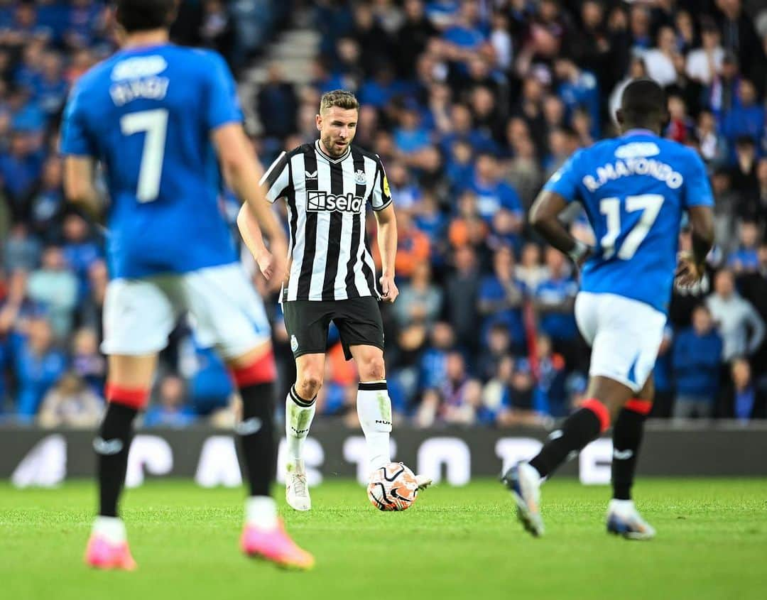 ポール・ダメットのインスタグラム：「Nice to be back out there 🖤🤍 @nufc」