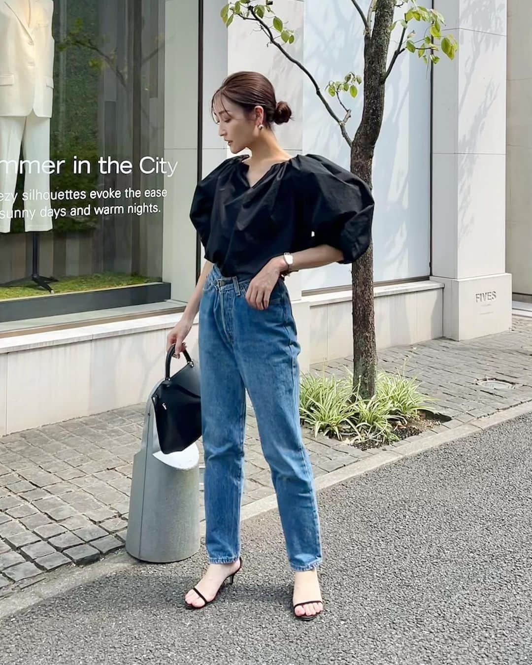 金子麻貴さんのインスタグラム写真 - (金子麻貴Instagram)「ヴィンテージのLevi'sにボリュームブラウス👖  デコルテの開きとギャザーでフワッと膨らむボリュームがお気に入り✨  背中のゴムは柔らかいので肩まで落としてオフショルっぽくも着れるしこれくらいの開きならオフショル苦手な方にもヘルシーでオススメです🩷  @re_gleam  7/19 (水)20:00〜  人気のラウンド切り替えリブワンピも再販です🩷  #fashion#denim#lévis#levisjeans #regleam#michinoparis#デニムコーデ#ブラウス#ボリューム#オフショルブラウス#デニム#カジュアルコーデ#ママコーデ」7月19日 19時04分 - mtmmaki