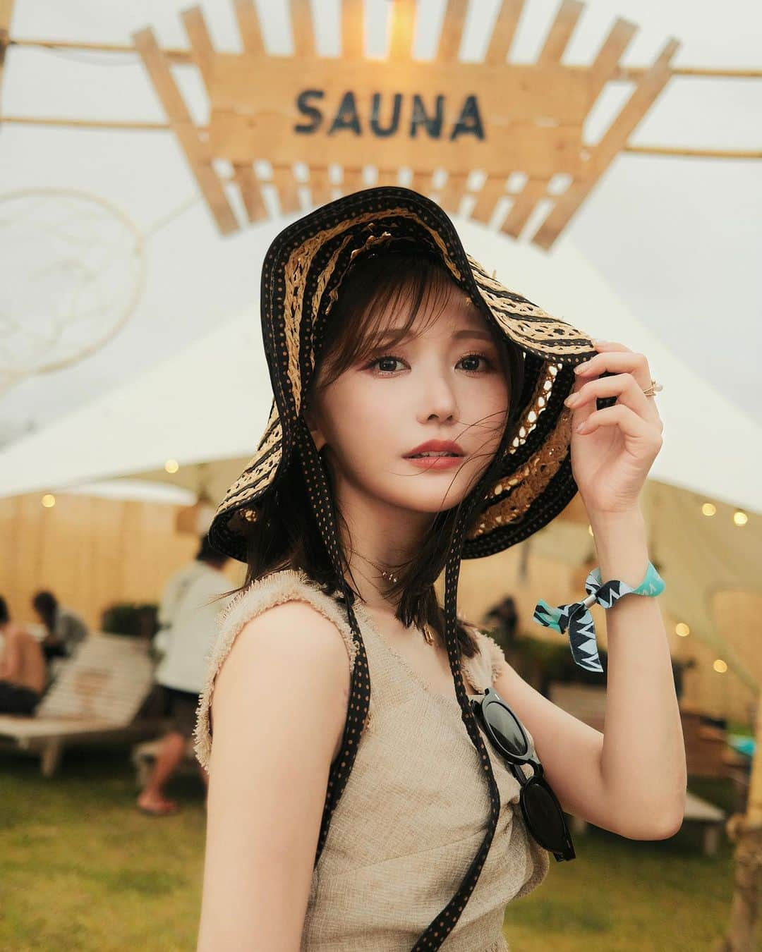 菅野結以さんのインスタグラム写真 - (菅野結以Instagram)「CORONA SUNSETS FESTIVAL メモリー💫 ⁡ 会場に我らが @ttne_official プロデュースのサウナブースも サウナーファミリー大集合なはぴ空間 ⁡ 灼熱のなか9℃をキープする CRYO CONTROLの水風呂、神🧊 ⁡ スカラップレースのまっしろオールインワンは 海に太陽によく映える🌞 @crayme_official   #corona #coronasunsetsfestival #fes #okinawa #crayme #ttne #sauna #コロナサンセット #サウナ #フェスコーデ #ゆいしふく」7月19日 19時04分 - yui_kanno