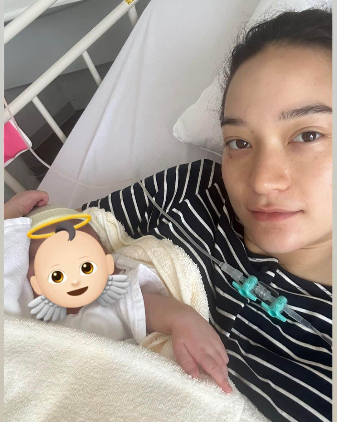 松岡モナのインスタグラム：「July 18th, Mars entered earth🌏🥹 What a experience labor is. All mothers are truly warriors🤯 I had a very long labor and everything I thought would go this way kept on turning the other direction. I had 36 hours of contractions and I pushed for 2 hours and a half. Half way of pushing they induced me to help the contractions come faster but the baby still didn’t come down. After not being able to sleep for 36 hours with the contractions I had no energy in me with pushing a baby. Literally was losing my mind haha Doctor and I decided on a c section and finally had our son born🥹🙏🏻 We found out his umbilical cord was short and maybe that was why he didn’t come out and also found a cyst in my right ovary which might have also been a reason. I think the c section was meant to happen hahah  My experience was unexpected for sure like I think a lot of other mothers go through. We are not alone and it definitely helped me knowing so many mothers went through similar experience and pain. So I hope this can help in someway haha I’m very proud of what I experience. I get to be Mars’s mommy now 🥹❤️‍🔥 Thank you @palmstrikes for being with me every step through this process.🥹 I’m so blessed I share this child with you🥹❤️‍🔥 お母さんももなを産んでくれてありがとう🥹❤️‍🔥 @matsuoka0210 感謝します❤️」