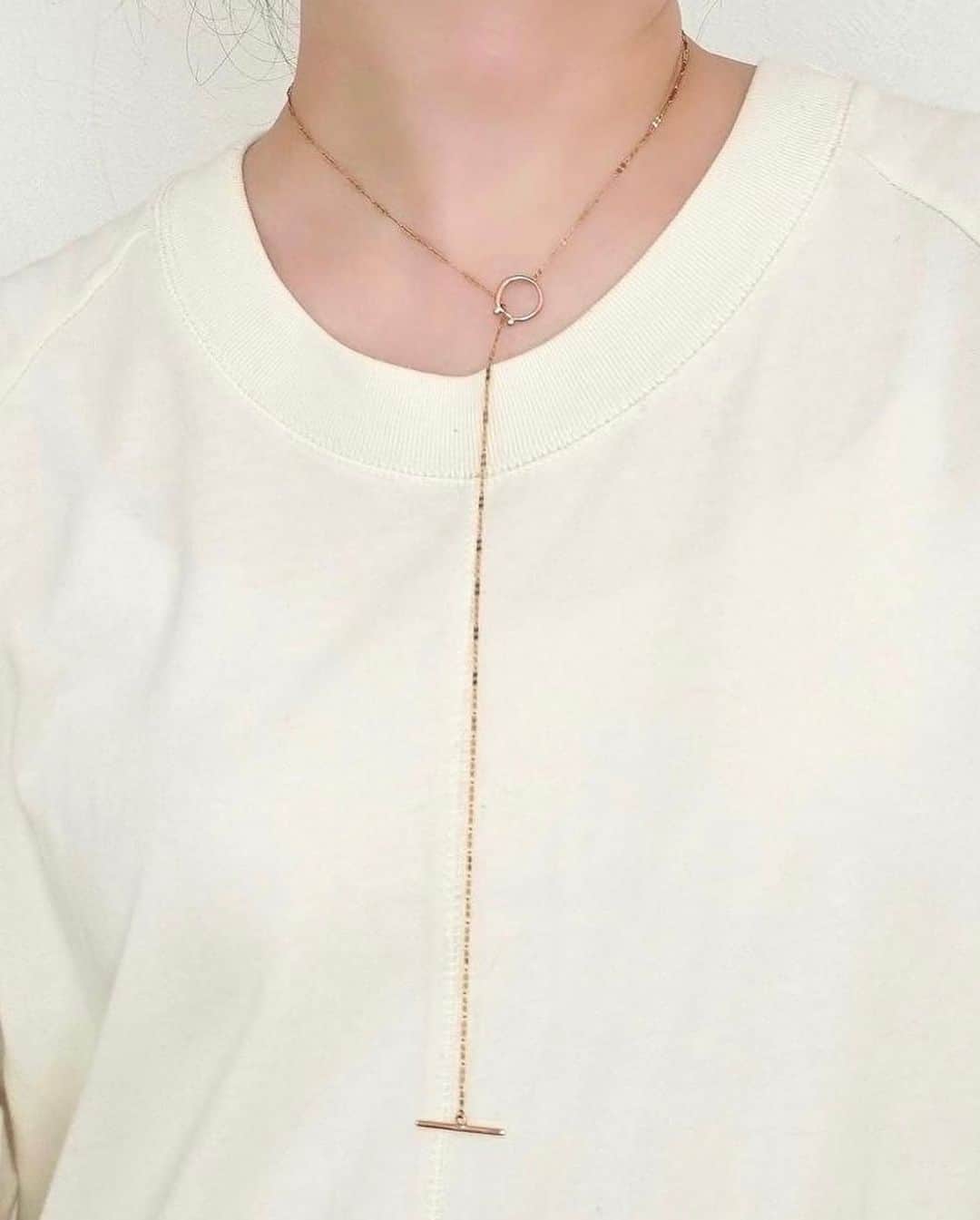 sayumi katoさんのインスタグラム写真 - (sayumi katoInstagram)「海老名で息子とおデートした日のコーデ。 土地柄、気張らずリラックススタイルで🌿 ⁡ ちょっと疲れが溜まっていたので「オラにパワーをくれぇ！」ということで、ÜMEのサンストーンの天然石リングを❤️‍🔥(世代の人にはわかる台詞) ⁡ 不思議とサンストーンをつけていると元気がみなぎるんですよね☺️ 頼もしい存在です。 ⁡ 色彩心理学の観点でも赤色は、やる気が出て、気分を高揚させる効果があると言われています。 実際に、赤は神経を刺激し、血液の循環をよくして、心拍数や血圧をあげる力もあるそうです🧬 ⁡ 例えば下着など普段目に見えないところに身につけているものの色でも人に影響を与えるという研究結果もあるそうで、人間って不思議だなぁと思います🤔 あまり詳しくないのですが、色や物には周波数？みたいなものがあるらしく、だから直接見えなくても効果があるのかしら？とも思っています🤔🤔(でもこれはきちんと調べていないので曖昧な情報です) ⁡ ⁡ 色とか石とかスピリチュアルっぽ位と思われがちですが、科学的に研究結果もあったりと本当奥が深いなぁ。 ⁡ ⁡ @umejewelry_official  #jewerly_ume#ÜME#ユーミー#金属アレルギー対応ジュエリー#ジュエリー#天然石リング#天然石ジュエリー#ママコーデ#大人カジュアル#シンプルコーデ#サンストーンリング#お守りジュエリー#サンストーン#10金ネックレス #18金ピアス#K10ラリエットネックレス60#SV925RCメルティンリング#K10サンストーンリング#K18クロッシングフープピアス#K10ドゥーイヤーカフ#アダムエロペ」7月19日 19時05分 - say_ume
