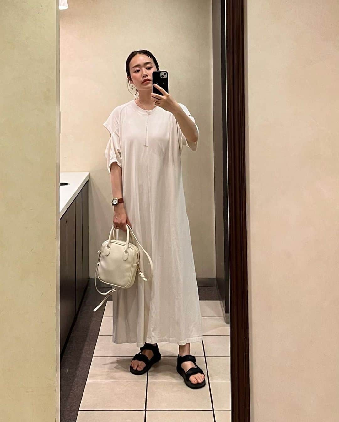 sayumi katoさんのインスタグラム写真 - (sayumi katoInstagram)「海老名で息子とおデートした日のコーデ。 土地柄、気張らずリラックススタイルで🌿 ⁡ ちょっと疲れが溜まっていたので「オラにパワーをくれぇ！」ということで、ÜMEのサンストーンの天然石リングを❤️‍🔥(世代の人にはわかる台詞) ⁡ 不思議とサンストーンをつけていると元気がみなぎるんですよね☺️ 頼もしい存在です。 ⁡ 色彩心理学の観点でも赤色は、やる気が出て、気分を高揚させる効果があると言われています。 実際に、赤は神経を刺激し、血液の循環をよくして、心拍数や血圧をあげる力もあるそうです🧬 ⁡ 例えば下着など普段目に見えないところに身につけているものの色でも人に影響を与えるという研究結果もあるそうで、人間って不思議だなぁと思います🤔 あまり詳しくないのですが、色や物には周波数？みたいなものがあるらしく、だから直接見えなくても効果があるのかしら？とも思っています🤔🤔(でもこれはきちんと調べていないので曖昧な情報です) ⁡ ⁡ 色とか石とかスピリチュアルっぽ位と思われがちですが、科学的に研究結果もあったりと本当奥が深いなぁ。 ⁡ ⁡ @umejewelry_official  #jewerly_ume#ÜME#ユーミー#金属アレルギー対応ジュエリー#ジュエリー#天然石リング#天然石ジュエリー#ママコーデ#大人カジュアル#シンプルコーデ#サンストーンリング#お守りジュエリー#サンストーン#10金ネックレス #18金ピアス#K10ラリエットネックレス60#SV925RCメルティンリング#K10サンストーンリング#K18クロッシングフープピアス#K10ドゥーイヤーカフ#アダムエロペ」7月19日 19時05分 - say_ume