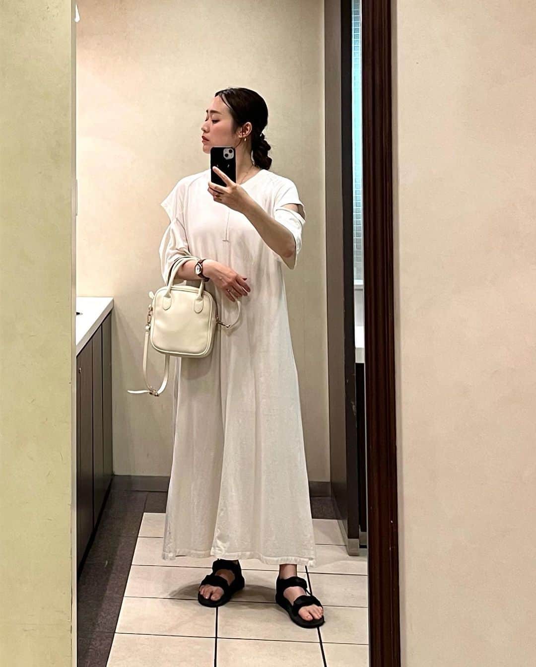 sayumi katoさんのインスタグラム写真 - (sayumi katoInstagram)「海老名で息子とおデートした日のコーデ。 土地柄、気張らずリラックススタイルで🌿 ⁡ ちょっと疲れが溜まっていたので「オラにパワーをくれぇ！」ということで、ÜMEのサンストーンの天然石リングを❤️‍🔥(世代の人にはわかる台詞) ⁡ 不思議とサンストーンをつけていると元気がみなぎるんですよね☺️ 頼もしい存在です。 ⁡ 色彩心理学の観点でも赤色は、やる気が出て、気分を高揚させる効果があると言われています。 実際に、赤は神経を刺激し、血液の循環をよくして、心拍数や血圧をあげる力もあるそうです🧬 ⁡ 例えば下着など普段目に見えないところに身につけているものの色でも人に影響を与えるという研究結果もあるそうで、人間って不思議だなぁと思います🤔 あまり詳しくないのですが、色や物には周波数？みたいなものがあるらしく、だから直接見えなくても効果があるのかしら？とも思っています🤔🤔(でもこれはきちんと調べていないので曖昧な情報です) ⁡ ⁡ 色とか石とかスピリチュアルっぽ位と思われがちですが、科学的に研究結果もあったりと本当奥が深いなぁ。 ⁡ ⁡ @umejewelry_official  #jewerly_ume#ÜME#ユーミー#金属アレルギー対応ジュエリー#ジュエリー#天然石リング#天然石ジュエリー#ママコーデ#大人カジュアル#シンプルコーデ#サンストーンリング#お守りジュエリー#サンストーン#10金ネックレス #18金ピアス#K10ラリエットネックレス60#SV925RCメルティンリング#K10サンストーンリング#K18クロッシングフープピアス#K10ドゥーイヤーカフ#アダムエロペ」7月19日 19時05分 - say_ume