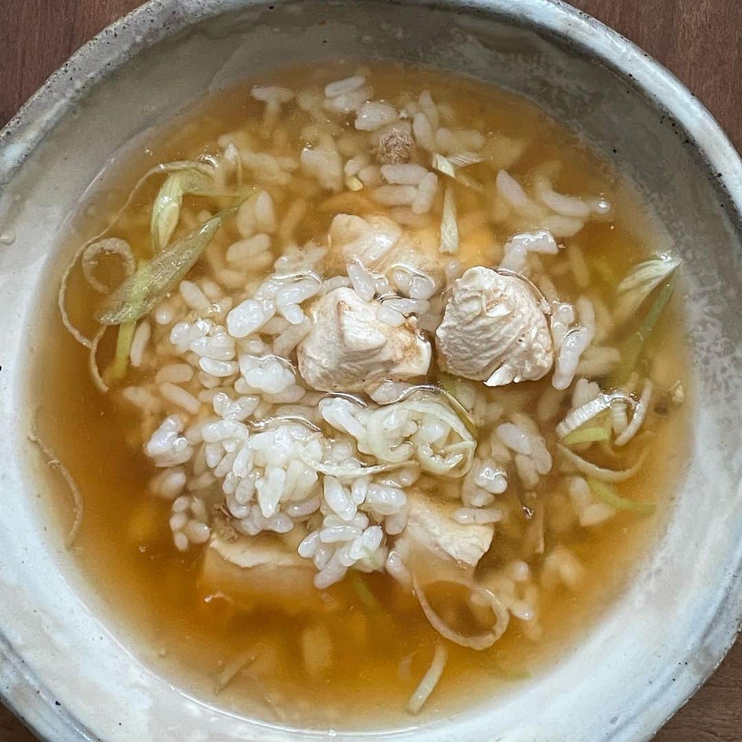 北原徹さんのインスタグラム写真 - (北原徹Instagram)「得意料理と言われたら、鳥雑炊です、と答えるだろうほど、年間の料理回数も味の安定もずば抜けていると思っています。「雑炊屋」を始めたら良いかも、と思ったくらいです。  レシピは @this0515 に。  美味しいと思います♪」7月19日 13時42分 - torukitahara
