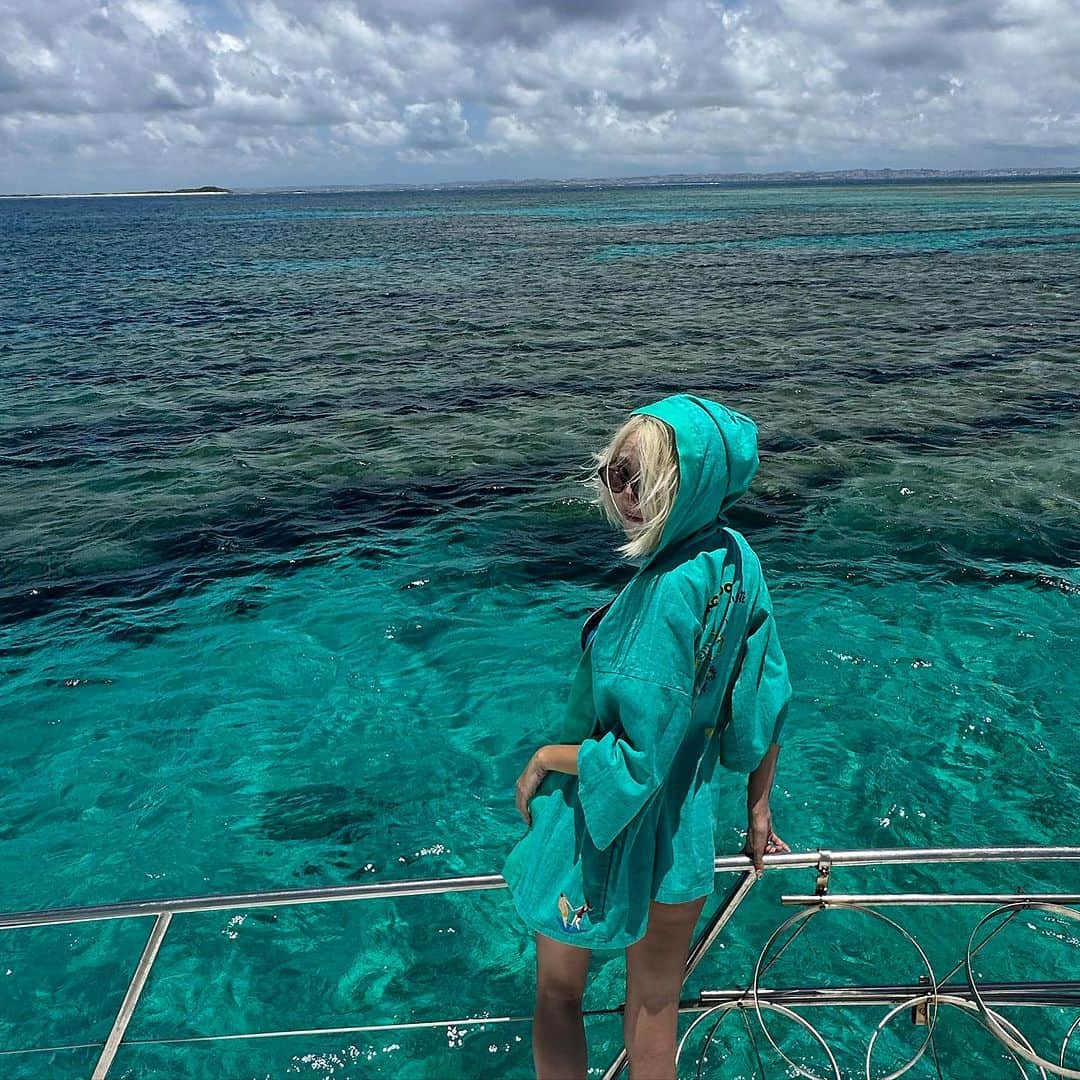 Mika Jimboさんのインスタグラム写真 - (Mika JimboInstagram)「【綺麗な海に合う服。】  海行く時に絶対着たいと思っててやっと着れた❤️  👕 @tuitaci_the_first_day  👖 @tuitaci_the_first_day   沖縄に路面店ができて @goraikou_tuitaciflagshipstore 行ってきたけど、今セールやってたよ💸❤️  メンズでここの服着てたらかわいいなーってなるし、女の子で着こなせてたらそれもそれでくぅ〜ってなる🤤🌹  海で着る夢が叶ったよ🤞  #沖縄#沖縄旅行 #沖縄観光 #沖縄の観光シリーズ#okinawa#海ファッション#海スタイル#ビーチスタイル#ビーチファッション#マリンスポーツ#クルージング」7月19日 13時43分 - mikajimbox