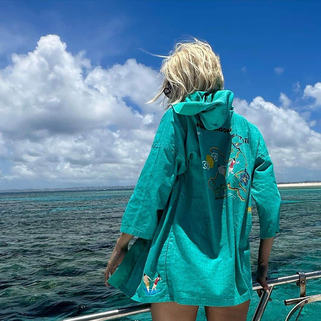Mika Jimboさんのインスタグラム写真 - (Mika JimboInstagram)「【綺麗な海に合う服。】  海行く時に絶対着たいと思っててやっと着れた❤️  👕 @tuitaci_the_first_day  👖 @tuitaci_the_first_day   沖縄に路面店ができて @goraikou_tuitaciflagshipstore 行ってきたけど、今セールやってたよ💸❤️  メンズでここの服着てたらかわいいなーってなるし、女の子で着こなせてたらそれもそれでくぅ〜ってなる🤤🌹  海で着る夢が叶ったよ🤞  #沖縄#沖縄旅行 #沖縄観光 #沖縄の観光シリーズ#okinawa#海ファッション#海スタイル#ビーチスタイル#ビーチファッション#マリンスポーツ#クルージング」7月19日 13時43分 - mikajimbox