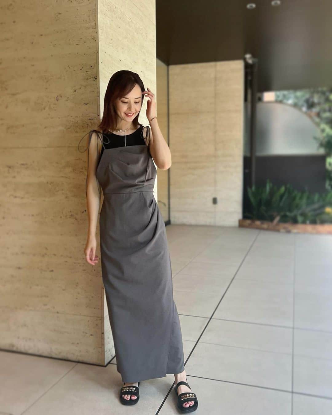 乙黒えりのインスタグラム：「先週末は目元美容を集中的にやってきました👀  ①眉毛はアートメイク　@karin_artmake へ(恵比寿)   ②まつ毛のカラーとパーマは　@felicidad.jiyugaoka (自由ヶ丘)へ  ①眉毛は顔診断をしてくれて似合う眉アートしてくれます。私はアートメイクを3年前にやってから色が抜けてオレンジっぽくなってたので、ナチュラルなブラウンに戻すために色々と色調整をしてすっごく丁寧にアートを入れてくれました！さすがプロ👍 直後は黒いけどここから自然と色が落ちてきます。  カウンセリングしてもらって、私は線とパウダー両方のアートメイクにしました！3年は消えないから一度やってもらうなら絶対、顔タイプ診断できて似合わせデザインが上手な方に頼んだ方がいい。 私の紹介で初回20000円引きになるので、アートメイクやりたいな！って人はおすすめ✨  ②まつ毛は毛先が薄い色になってるのでカラーリングで黒を入れることで、すっぴんでもマスカラしているような存在感に✨ 上まつげも下まつ毛もやりました！ 自まつげもまだまだ生かせるのね！って思った♡ 夏はマスカラなど滲むので すごく助かります✨ カールも目の形に合わせて自由にオーダー可能。 目尻は流すようにしてもらいました。  まつ毛の育毛については私のハイライトに載せてます。  まつ毛も1000円引きになるので私の紹介できましたー！って言ってみてね。  #ネックレス　@labelleetude_official  #ワンピース　@miesrohe_  #タンクトップ　@gu_for_all_  #サンダル　@tods  #バッグ　@vasic_japan   #コスメリフトカラートリートメント #自由が丘#自由が丘コスメリフト#コスメリフト #アイブロウ#アイブロウワックス#アイブロウトリートメント#ブロウラミネーション#自由が丘アイブロウ #アートメイク#眉アート」