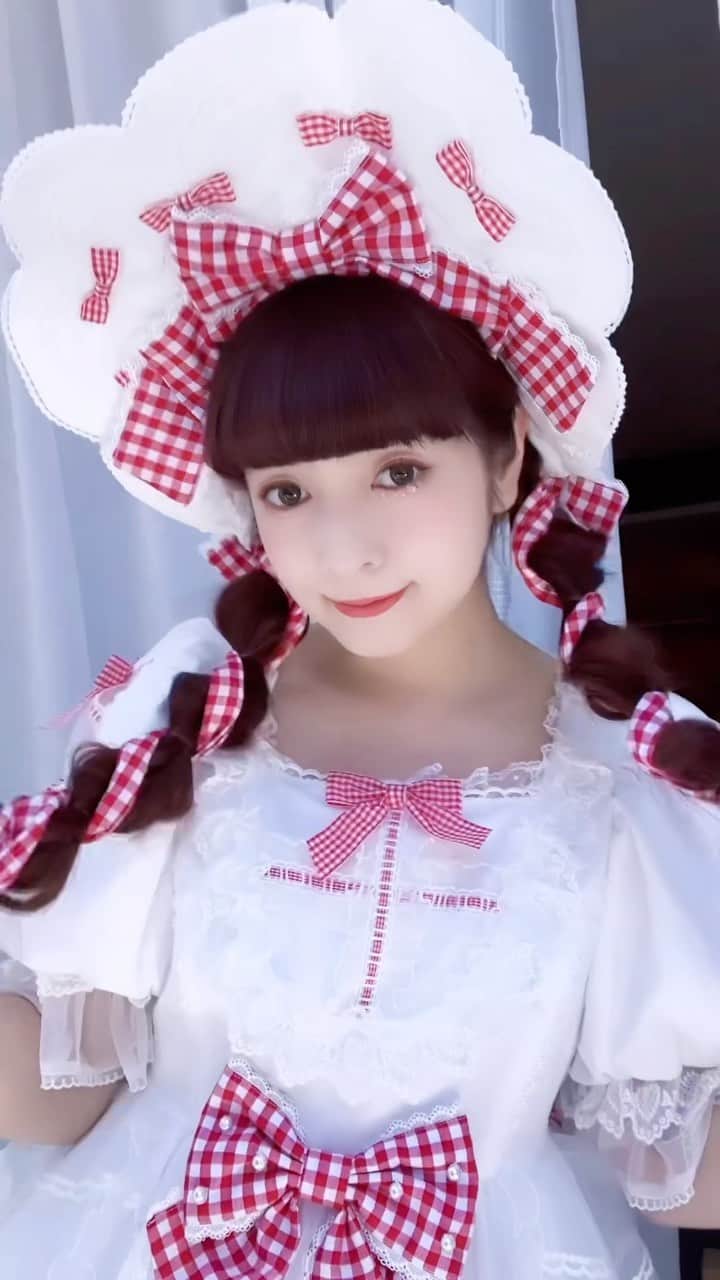 のインスタグラム：「すっぴんからロリータメイクしたょ💕 ロリータメイク動画💄です  tiktokで流行ってるやつやってみたけど音楽と合わせられなかったけど折角なので見てね💕」