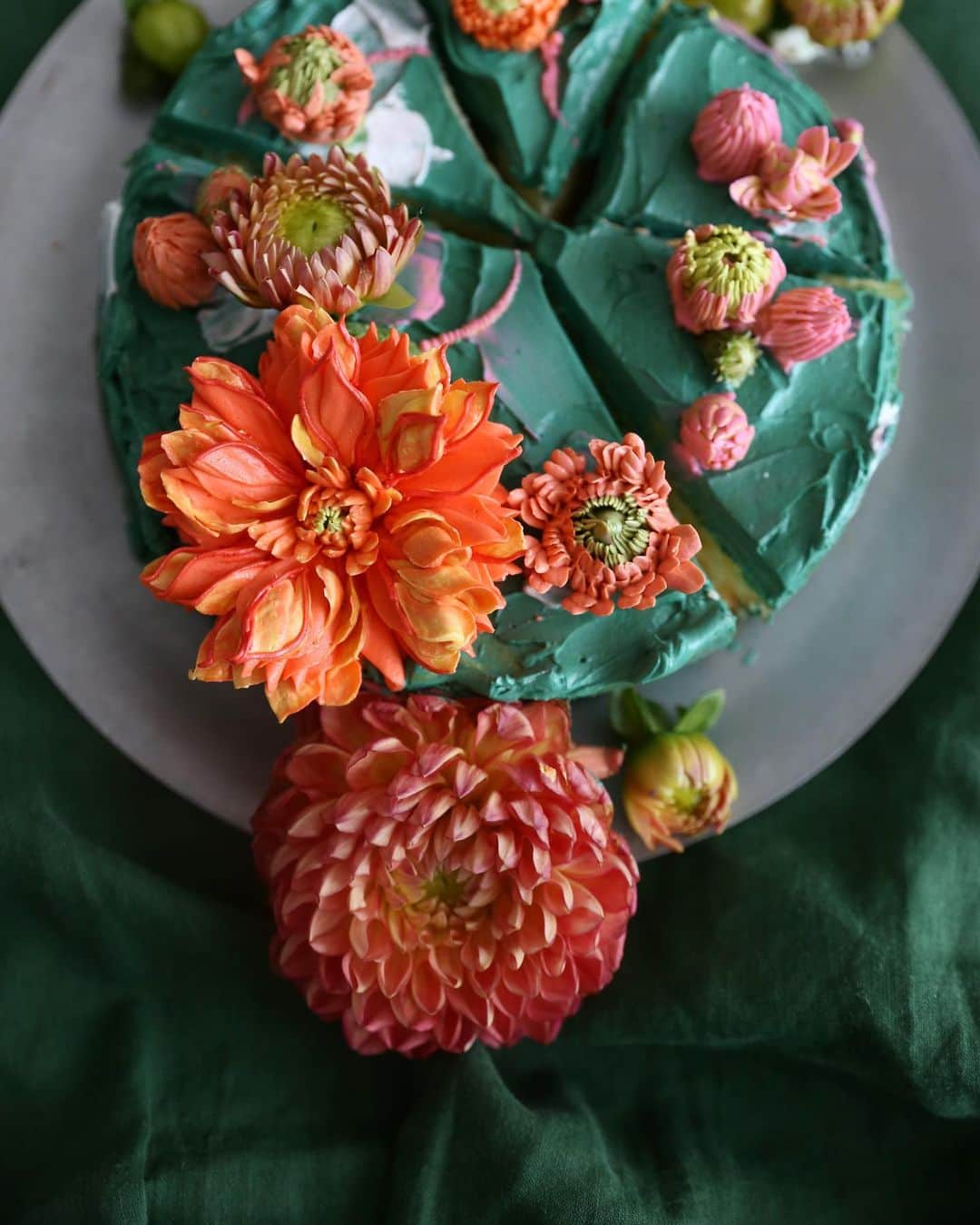 청담 수케이크 (atelier soo)さんのインスタグラム写真 - (청담 수케이크 (atelier soo)Instagram)「ㅡ Dahlia - ⚜️  💚🧡 Italian meringue buttercream #flowercake #cake #piping #Dahlia #wedding」7月19日 13時58分 - soocake_ully