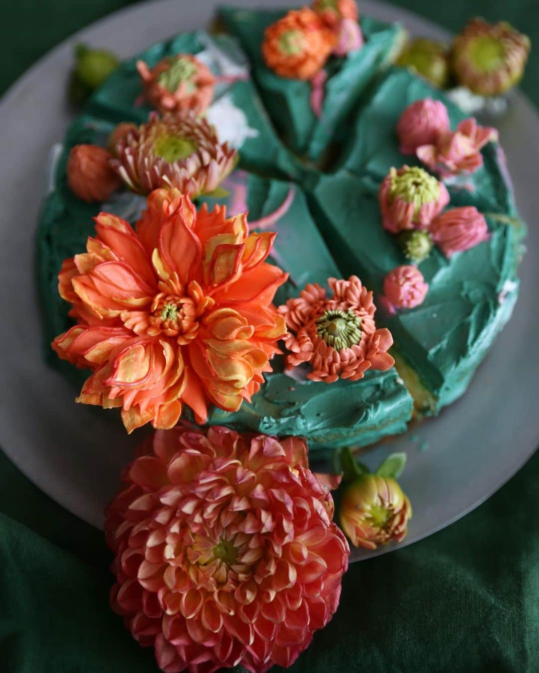 청담 수케이크 (atelier soo)さんのインスタグラム写真 - (청담 수케이크 (atelier soo)Instagram)「ㅡ Dahlia - ⚜️  💚🧡 Italian meringue buttercream #flowercake #cake #piping #Dahlia #wedding」7月19日 13時58分 - soocake_ully