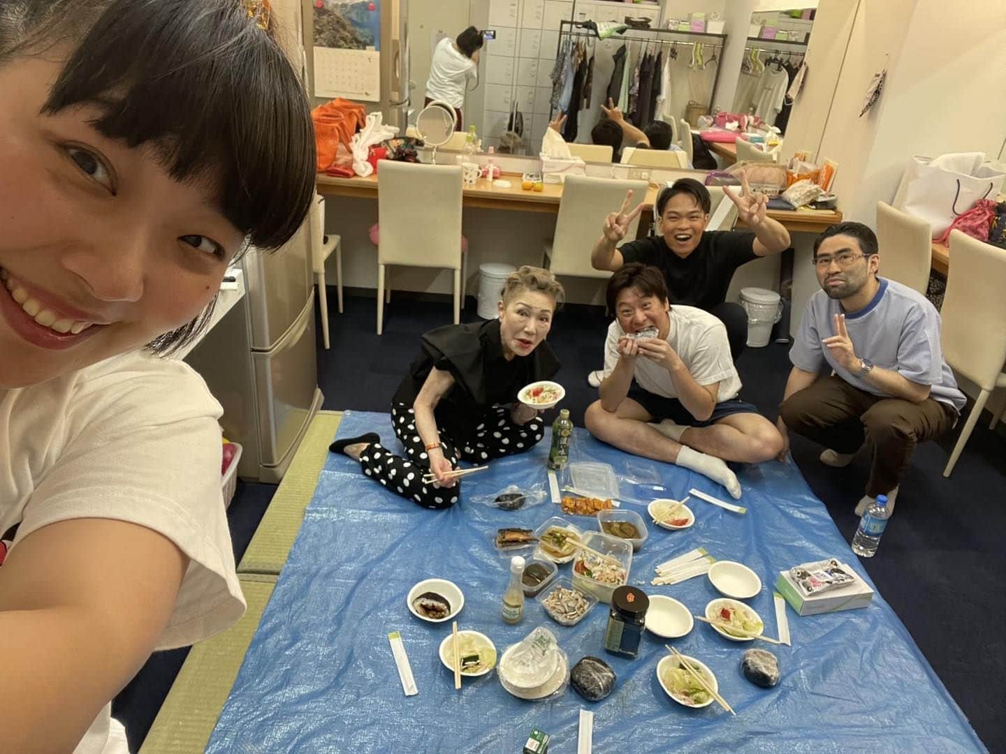 末成由美のインスタグラム：「女子楽屋でお弁当祭り❣️」