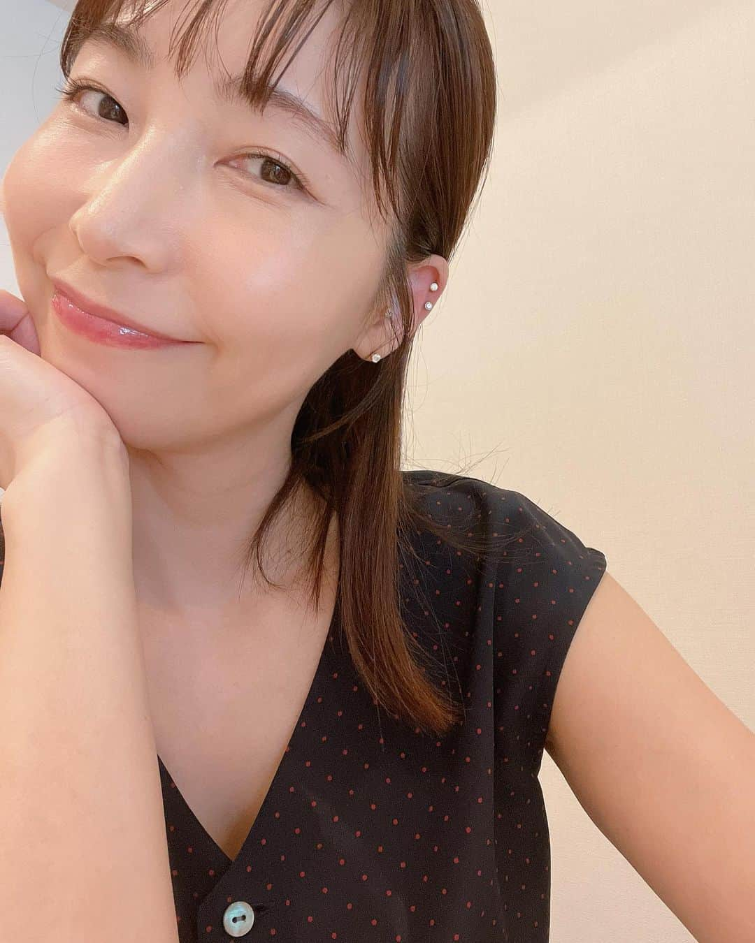 高橋里帆のインスタグラム：「今日はツヤツヤ肌になれるベースのご紹介。 夏こそエアコンや汗で肌が乾燥、毛穴が目立ち、夏バテ肌でしぼんがち。 肌のコンディションしっかり持ち上げてけれる 塗ってるだけで素肌も綺麗になれちゃう。 しかも一日中ツヤ肌でいられるのはすごい！ チークもプラスしてツヤ感増し増し！ スキンケア成分が96%！！ ほぼスキンケアです。美容液ファンデ凄すぎる！！ ビタミンCがふんだんに配合毛穴や日焼けケアにも頼もしい✨ 夏は素肌感を残しつつのベースに仕上げないと厚塗り感と老け感いらない影が目立ちます。 注意してねん！ 気になる方は試して見てね！  オリジナルピュアセラムカバーアップクッションファンデ 私は12番を使用しました。  ジェネヌードハイライトブラッシュ ブラッシュイルミネーター　ピンクグロウ  #bareminerals #スキンケアファンデ#チーク#ツヤ#ハイライト#保湿#乾燥#毛穴#クッションファンデ#ハイライトチーク#ツヤ感#ビタミンC#高橋里帆オススメ #ベース」