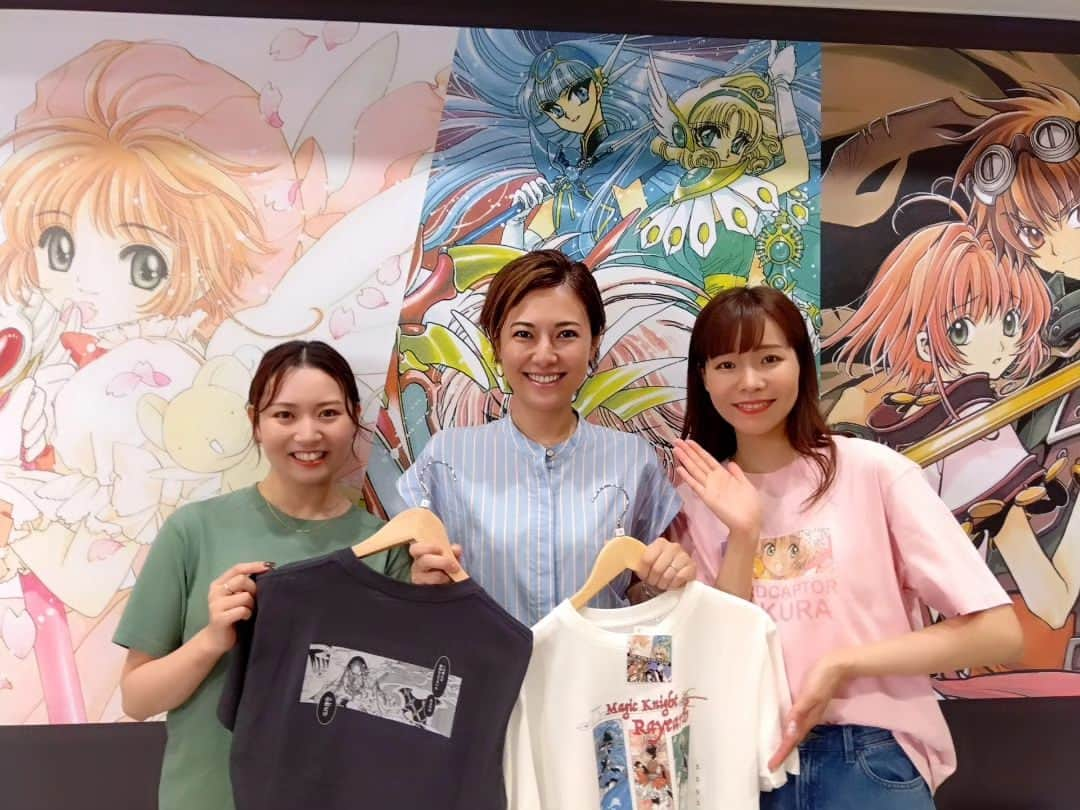 梅田陽子のインスタグラム：「UNIQLO✕CLAMP UTコラボということで Tシャツ👕のご紹介。  世界中に、老若男女問わず ファンの多いclamp  配信中に、 clampファンの方も横で見守ってくださり ラジオの公開収録思いだしました☺  ayanoちゃん、 デビュー戦だったnanoちゃん お二人共お疲れ様でした😊✌  原宿店 photoスポットになっていますよ☺  #clamp #アニメ #anime #配信 #ライブ配信 #eコマース #UNIQLO #ユニクロ #ユニクロライブステーション #stylehint #アナウンサー #キャスター #MC #梅田陽子」