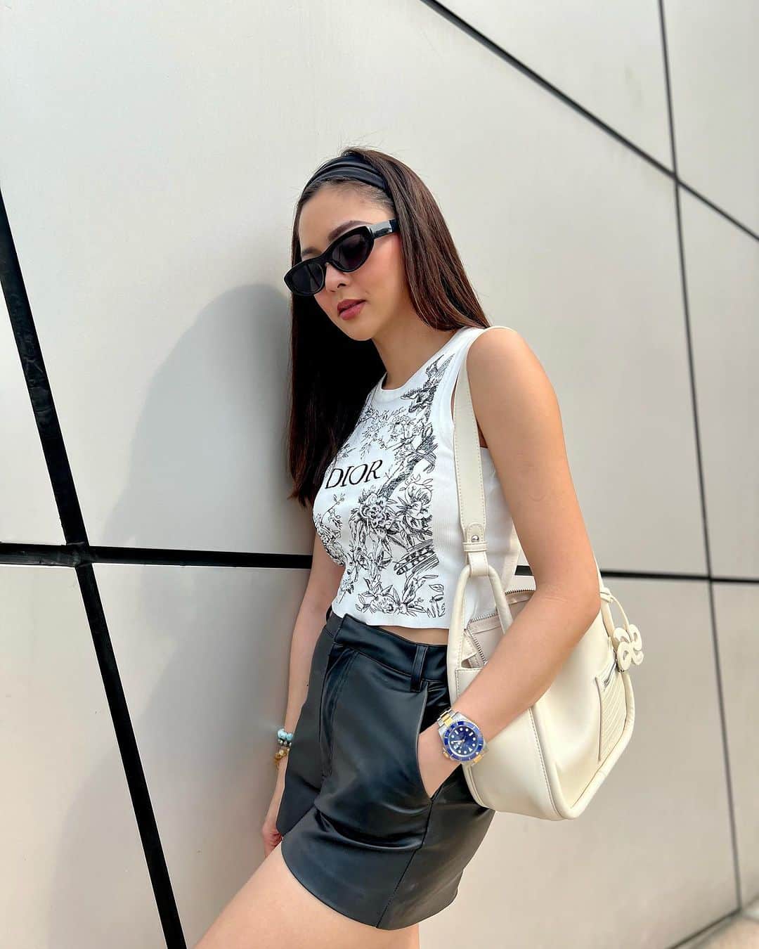 Kim Chiuのインスタグラム：「“𝐈𝐧𝐡𝐚𝐥𝐞 𝐟𝐚𝐬𝐡𝐢𝐨𝐧, 𝐞𝐱𝐡𝐚𝐥𝐞 𝐬𝐭𝐲𝐥𝐞."🖤🤍🖤 #FitCheck #ootd #ootksyc  Today is the day, bunnies. 🛒 get your carts ready for @houseoflittlebunny.ph ‘s new collection. I super love our latest designs so dainty and very aesthetic. I can’t wait for you to check out our new bags. See you on our website. 𝐋𝐢𝐧𝐤 𝐨𝐧 𝐦𝐲 𝐛𝐢𝐨.😍 visit www.houseoflittlebunny.ph  Now wearing the (Momentum) design comes in 2 straps, long and short. Available in 6 colors!😍🐰💕」
