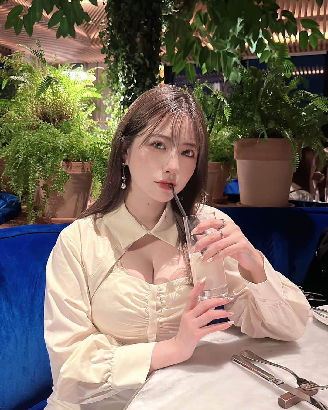 ヴァネッサ・パンのインスタグラム：「Wish myself a happy birthday🌱 Thanks for every massage, I’ll replay it please wait- 😂 Some of you are follow me for almost 17 years, some are maybe just one day. It’s like a sec, but I’m still growing up, learning new things everyday a day! Wish you also🌻 and hope in the coming year we all found the way to enjoy the day after Covid-19 yes I mean travel a lot✌️  頂いたメッセージ全部読んで返します！🌱 17年間もフォローしてくださってる方からも、昨日からフォローしてくれてる方もいます。この長い間はまるで1秒のように過去になってしまったが、私はこれからも沢山吸収し成長し続けます😌 あなたもそうでありますようにと、 今年はそんな穏やかな願いにします！  #真夏の誕生日」