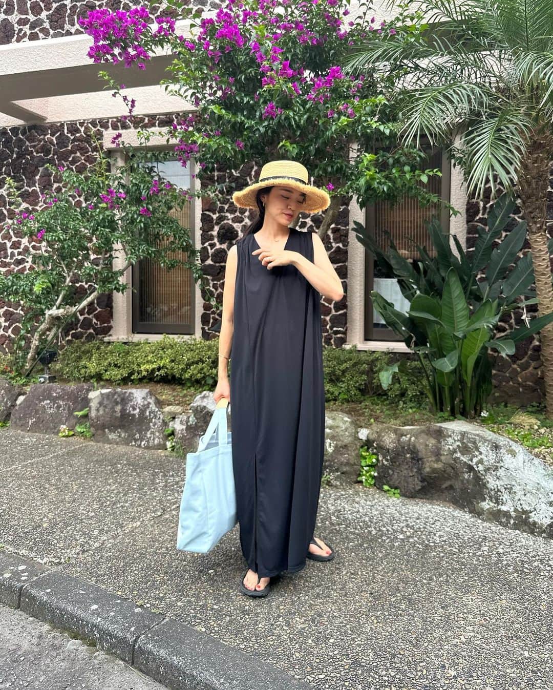 春名亜美さんのインスタグラム写真 - (春名亜美Instagram)「旅コーデ👒  @haruka._.style オンニの一本勝負ワンピがサラッと着れて、涼しくて、最高だった🖤 試着せずに買ったけど、体を入れてみて、ラインの綺麗さやスリット入れる場所や、やっぱりさすがはるか姉さん！と思った☺️  #HAT #とても昔のMUSEE #onepiece @haruka._.style  #BAG @thehanybijoux_official @hanyito」7月19日 14時12分 - amiharunaami