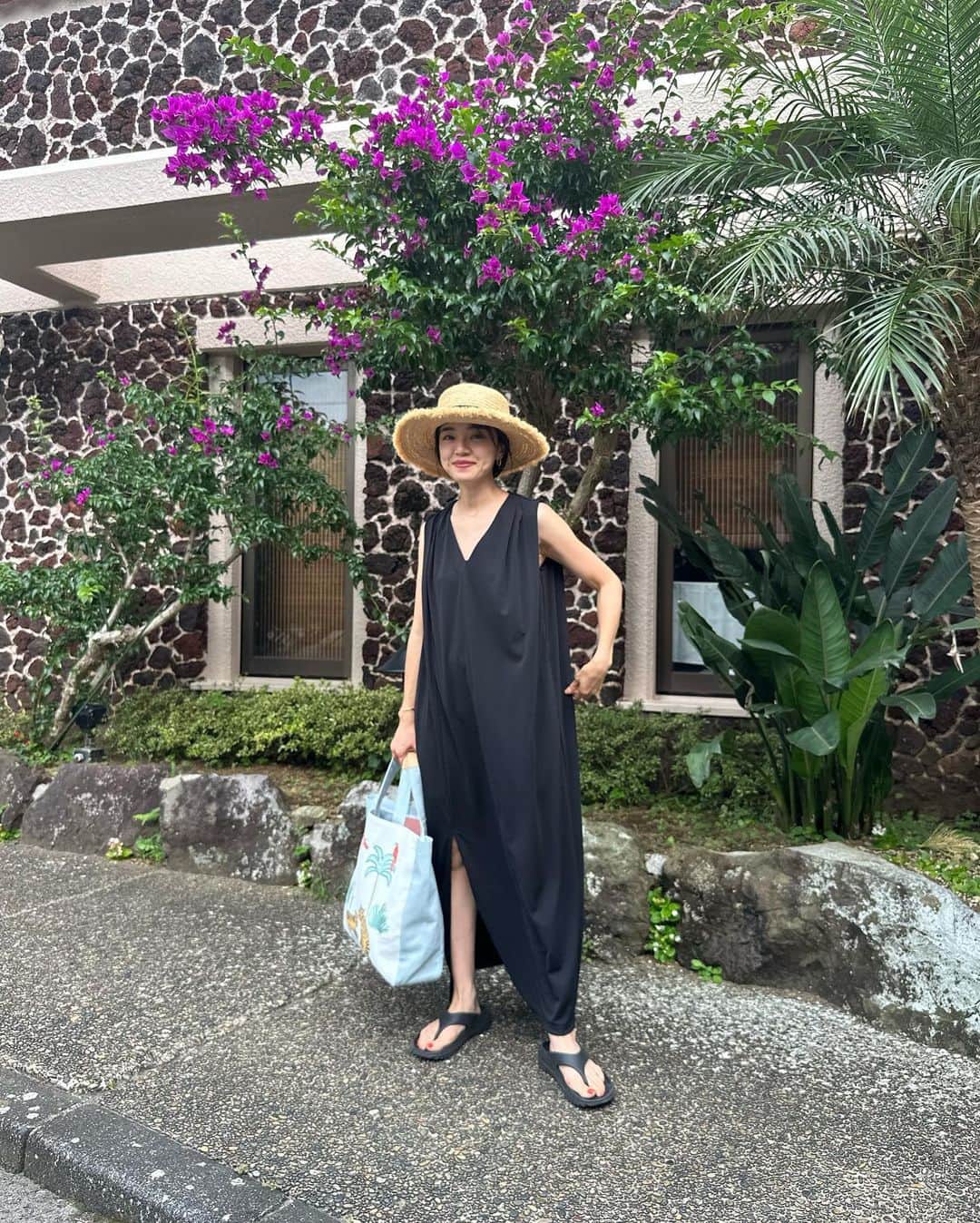 春名亜美さんのインスタグラム写真 - (春名亜美Instagram)「旅コーデ👒  @haruka._.style オンニの一本勝負ワンピがサラッと着れて、涼しくて、最高だった🖤 試着せずに買ったけど、体を入れてみて、ラインの綺麗さやスリット入れる場所や、やっぱりさすがはるか姉さん！と思った☺️  #HAT #とても昔のMUSEE #onepiece @haruka._.style  #BAG @thehanybijoux_official @hanyito」7月19日 14時12分 - amiharunaami