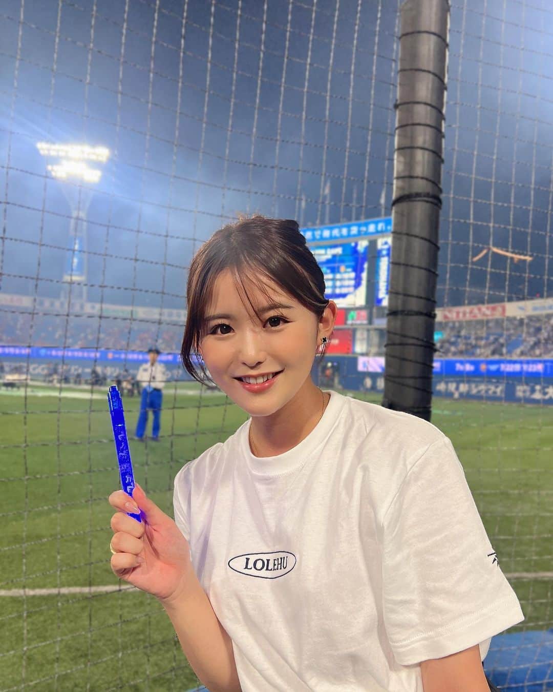 のインスタグラム：「. . 横浜DeNAベイスターズの#森敬斗 選手のお兄さん(@ryooochin_817 )が 『LOLEHU』というアパレルブランドを立ち上げました👕🖤 . 着心地も良く、夏にピッタリのアイテム🌻 インナーも透けないので夏場の野球観戦にもってこいでした✌️ 特に肩口の刺繍がお気に入りです！ . 今シーズンはLOLEHUを着てスタジアムに応援しに行きましょう⚾️ . フォロワー様限定で特別にクーポンもご用意してくださりました🙇‍♀️ クーポンコードは【LOLEHU817】です！  プロフィールのリンクからチェックしてみてください☑️  @ryooochin_817 @lolehu_official . . #lolehu #ロレフ #横浜denaベイスターズ #森敬斗 #野球観戦コーデ」