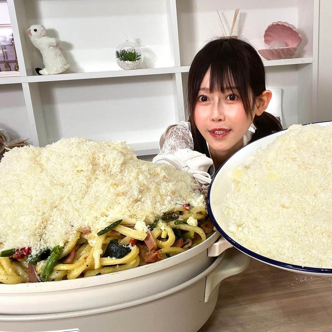 おごせ綾さんのインスタグラム写真 - (おごせ綾Instagram)「山盛りチーズに大量たまごの海😂  その下に隠れているのは…カルボナーラうどん❤️  …こんなにやり過ぎちゃっていいんですか⁉️  カオスな調理シーンはおごせ史上イチの黒歴史🤣  🔻過去動画🔻  【大食い】削って削って、削りまくれ！筋肉痛のその先に…。チーズカルボナーラうどん4.5kg！ https://youtu.be/HeUXJmQCd_o  #大食い #デカ盛り #YouTube #料理 #チーズ」7月19日 14時27分 - ogose0123