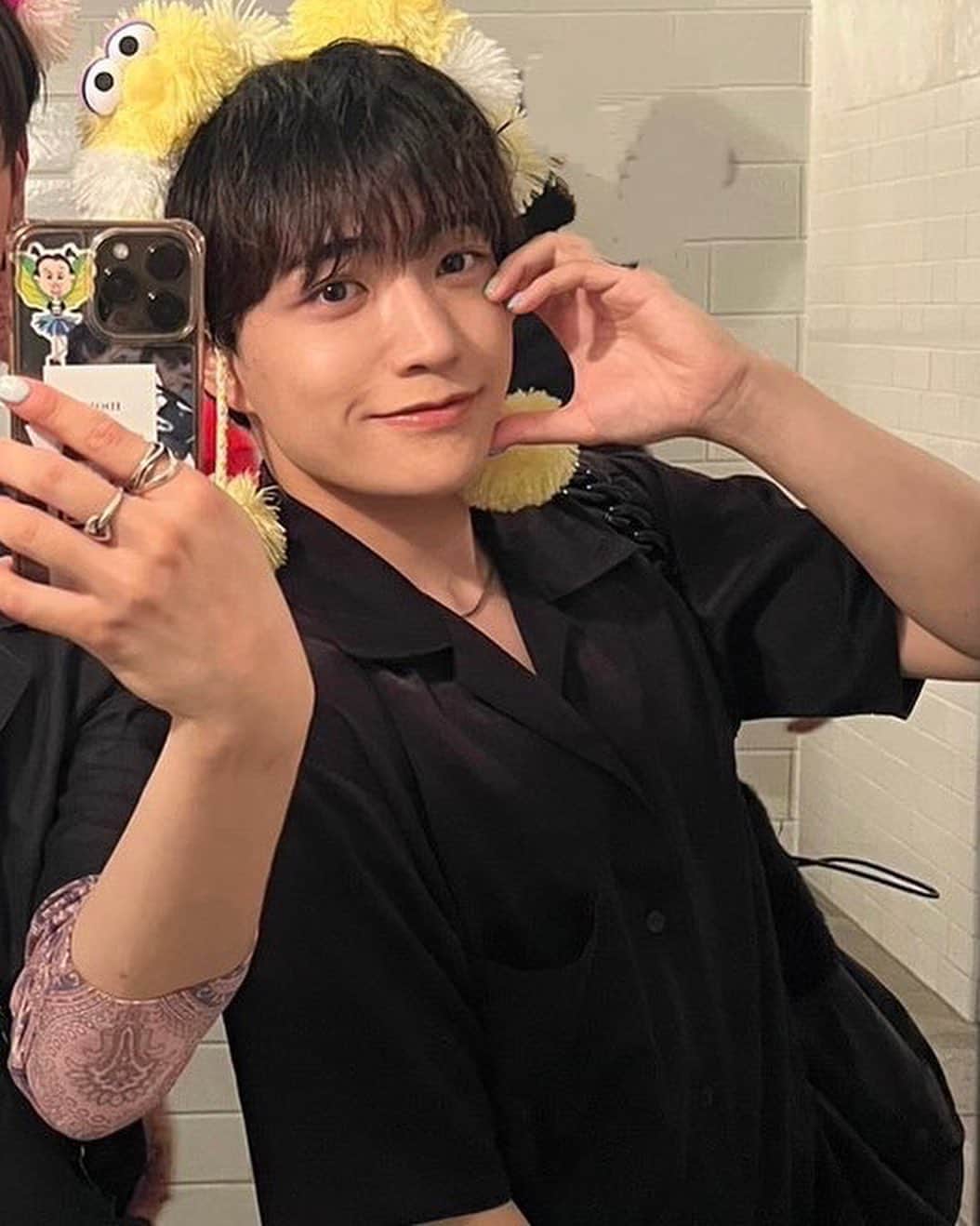 金木朋裕のインスタグラム：「バズったら喜ぶんじゃなくて、 バズったらホッとしてしまうようになってしまったのは いつからだろう。 色々なものを持てば持つほど、失う怖さの方が強くなっていく。 何を持ってなくてただ「やってやる」っていう精神を 持ってた時のように、今一度初心に立ち返ることが 大事かもしれない。そして自分らしく、楽しむ！🔥 もう少し待っててください、バズり散らかします。多分。笑 まあ死んでも諦めんよ。それだけは誓っとく。」